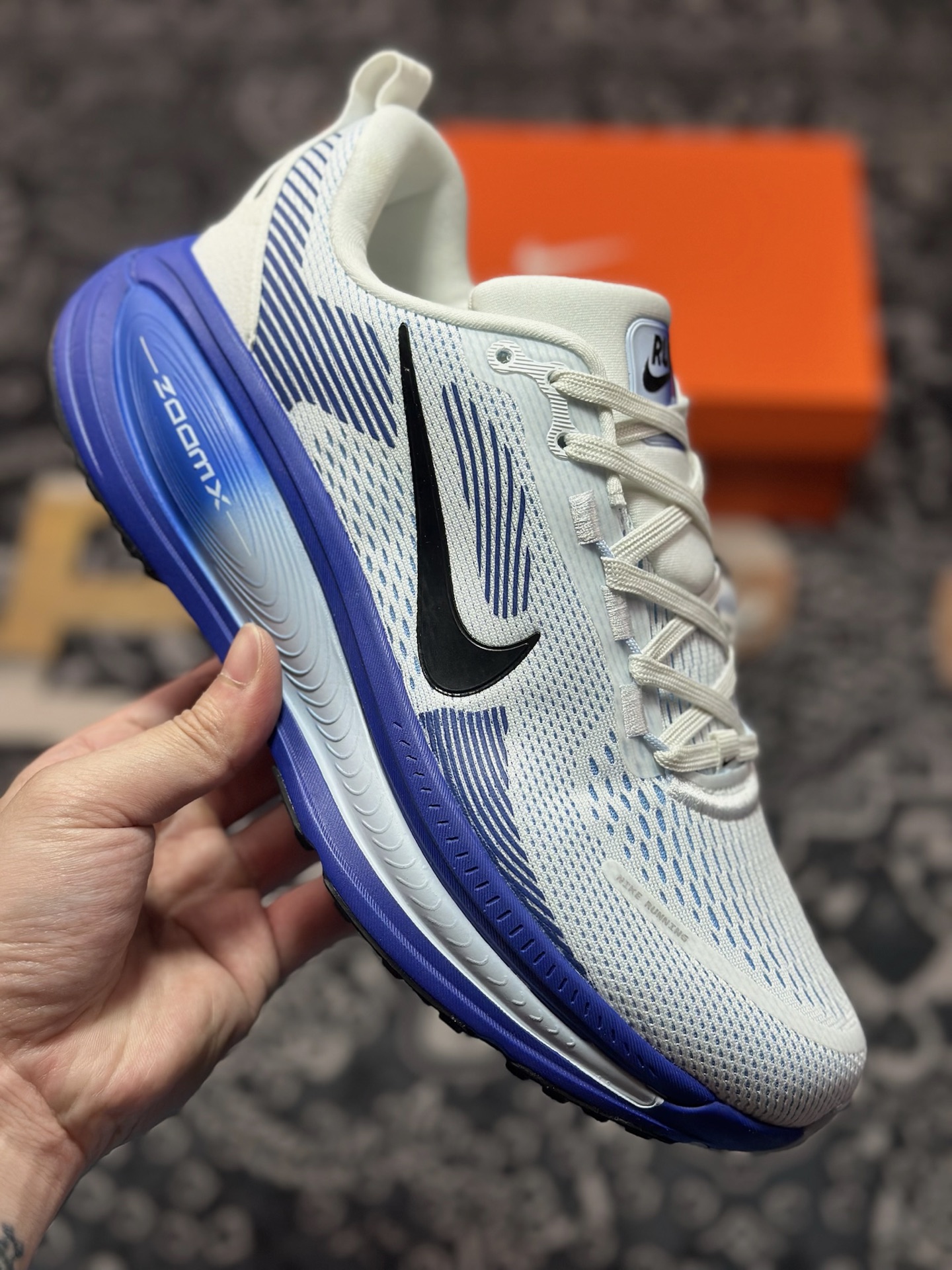 原装级别 NK Zoom VOMERO 18 轻量跑鞋 耐克网透面气 训跑练步鞋  HM6803-104