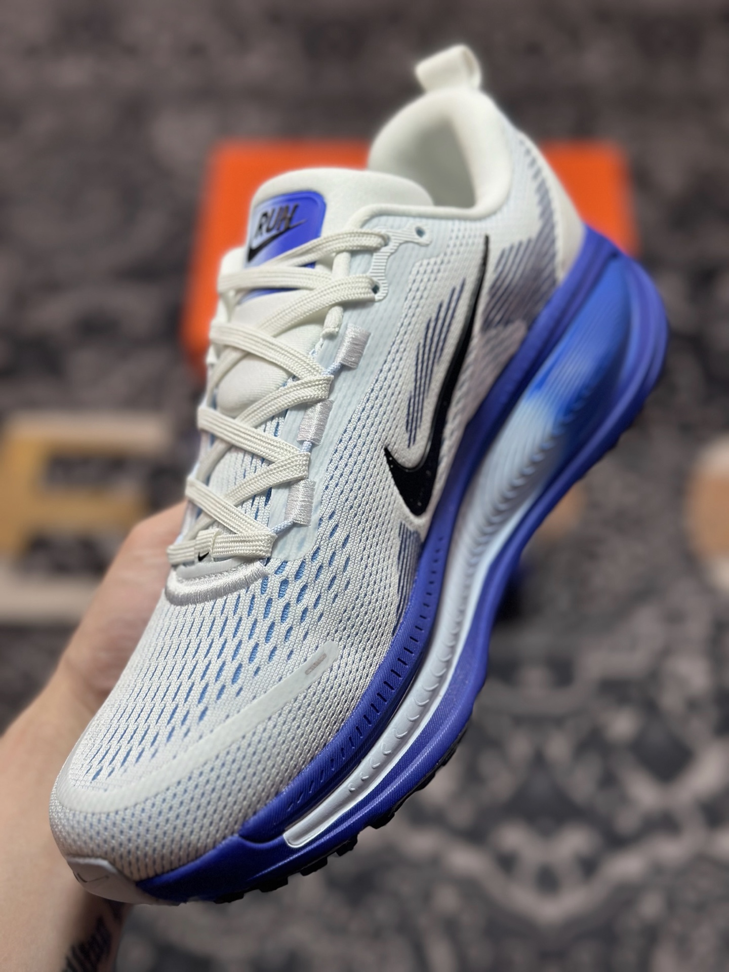 原装级别 NK Zoom VOMERO 18 轻量跑鞋 耐克网透面气 训跑练步鞋  HM6803-104