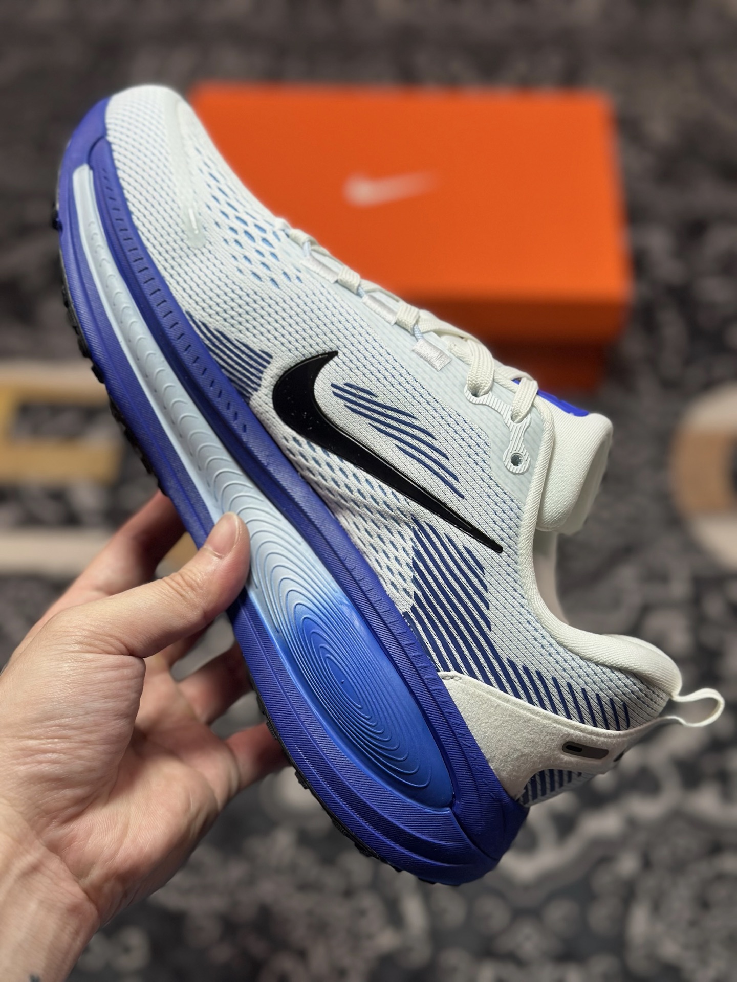 原装级别 NK Zoom VOMERO 18 轻量跑鞋 耐克网透面气 训跑练步鞋  HM6803-104