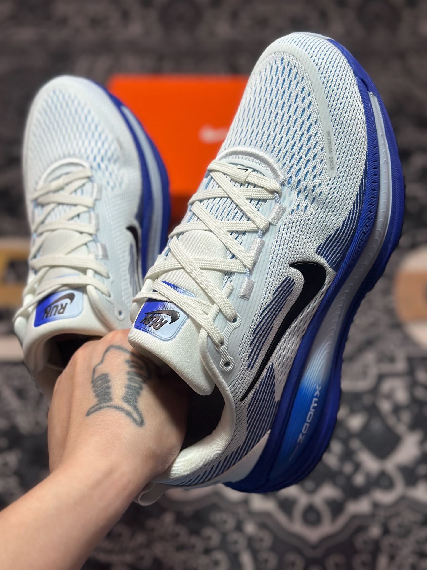 原装级别 NK Zoom VOMERO 18 轻量跑鞋 耐克网透面气 训跑练步鞋  HM6803-104