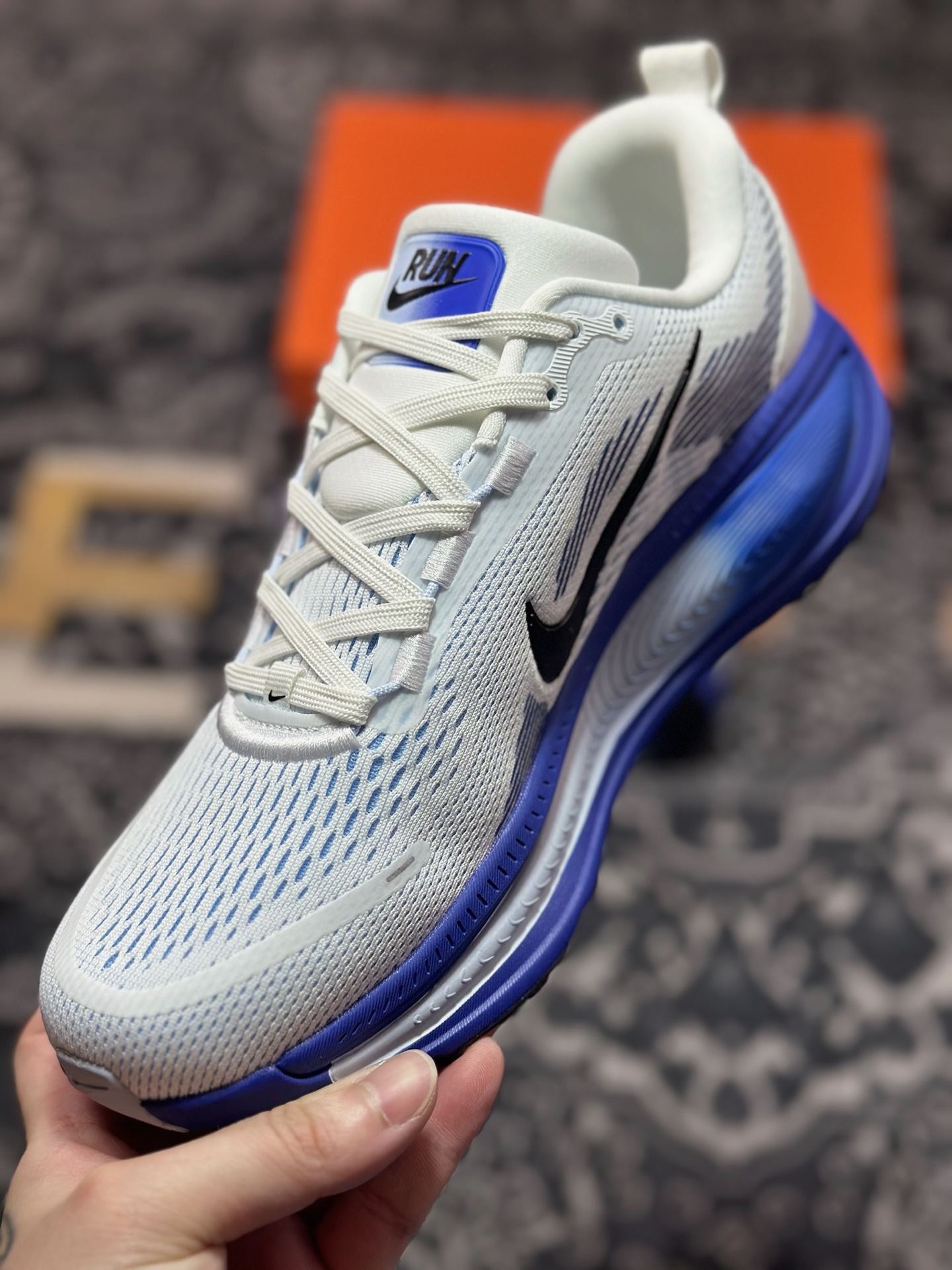 原装级别 NK Zoom VOMERO 18 轻量跑鞋 耐克网透面气 训跑练步鞋  HM6803-104