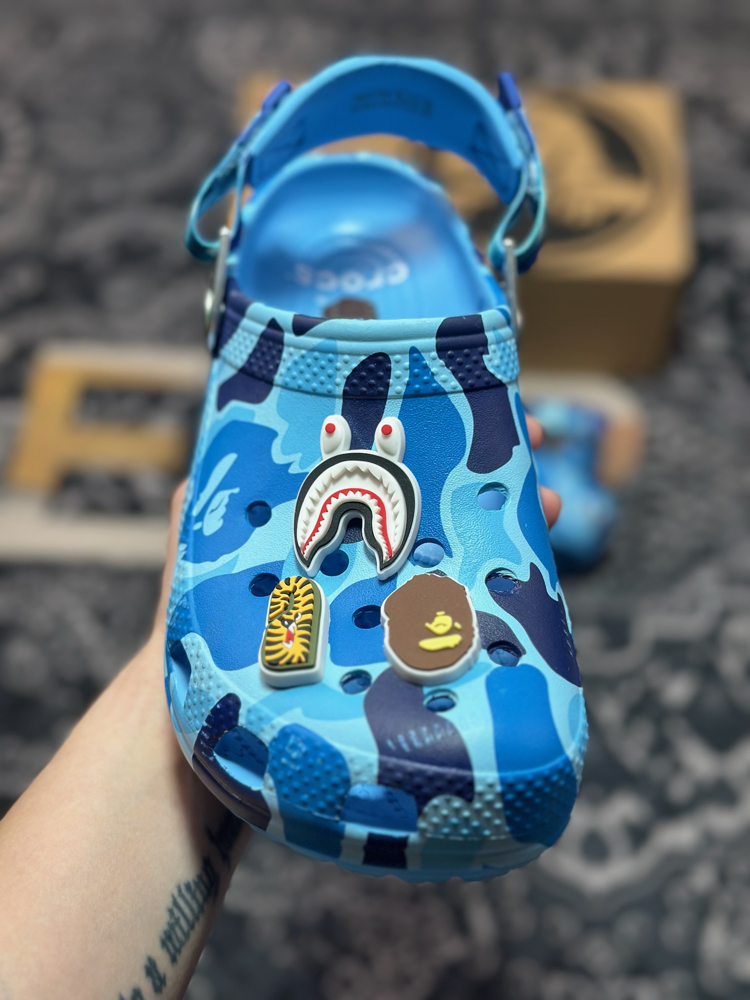 原装级别爆款来袭 Bape x crocs classic clog卡骆驰 Classic clog 迷彩印花 舒适百搭 洞洞鞋