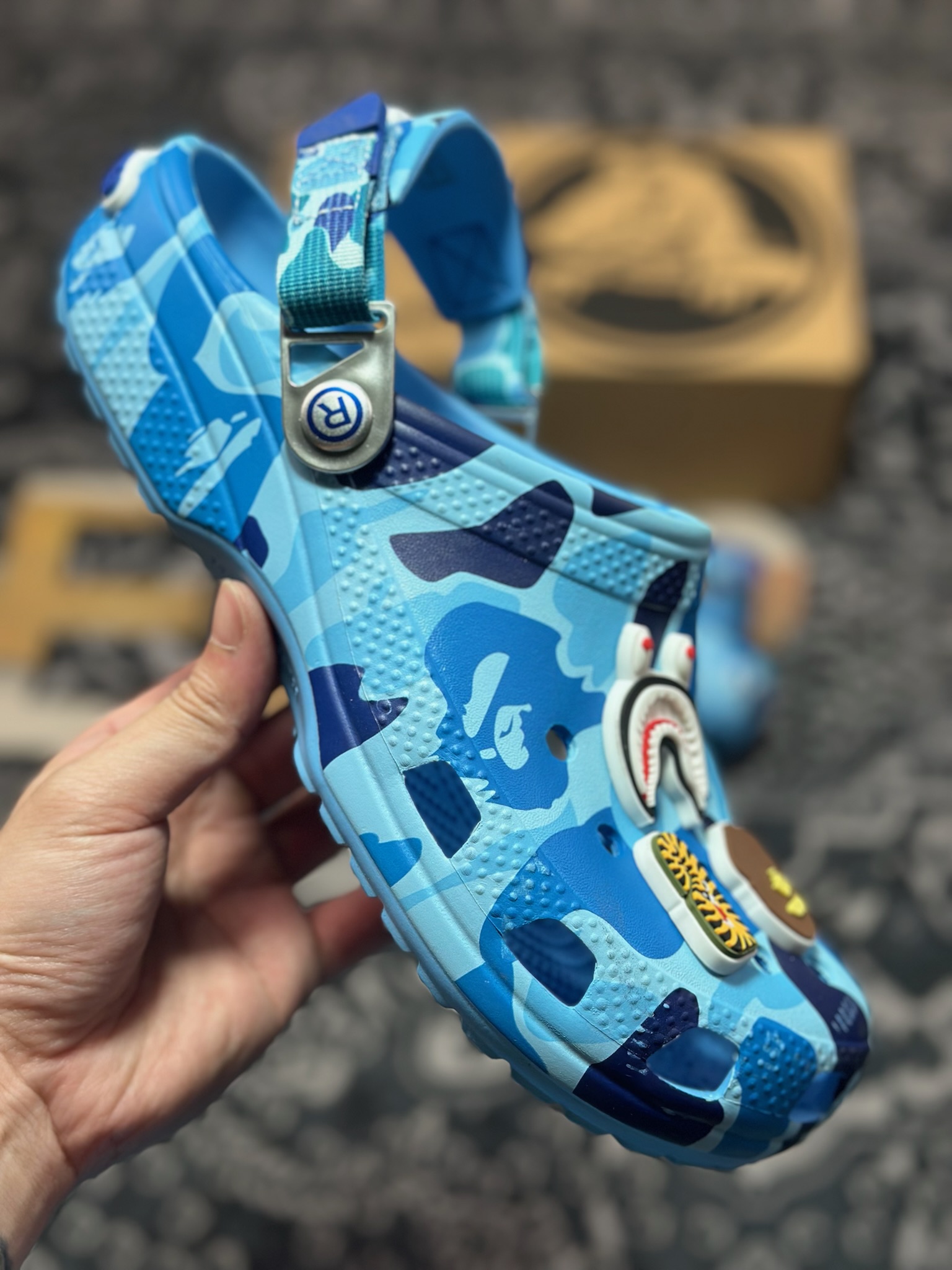 原装级别爆款来袭 Bape x crocs classic clog卡骆驰 Classic clog 迷彩印花 舒适百搭 洞洞鞋