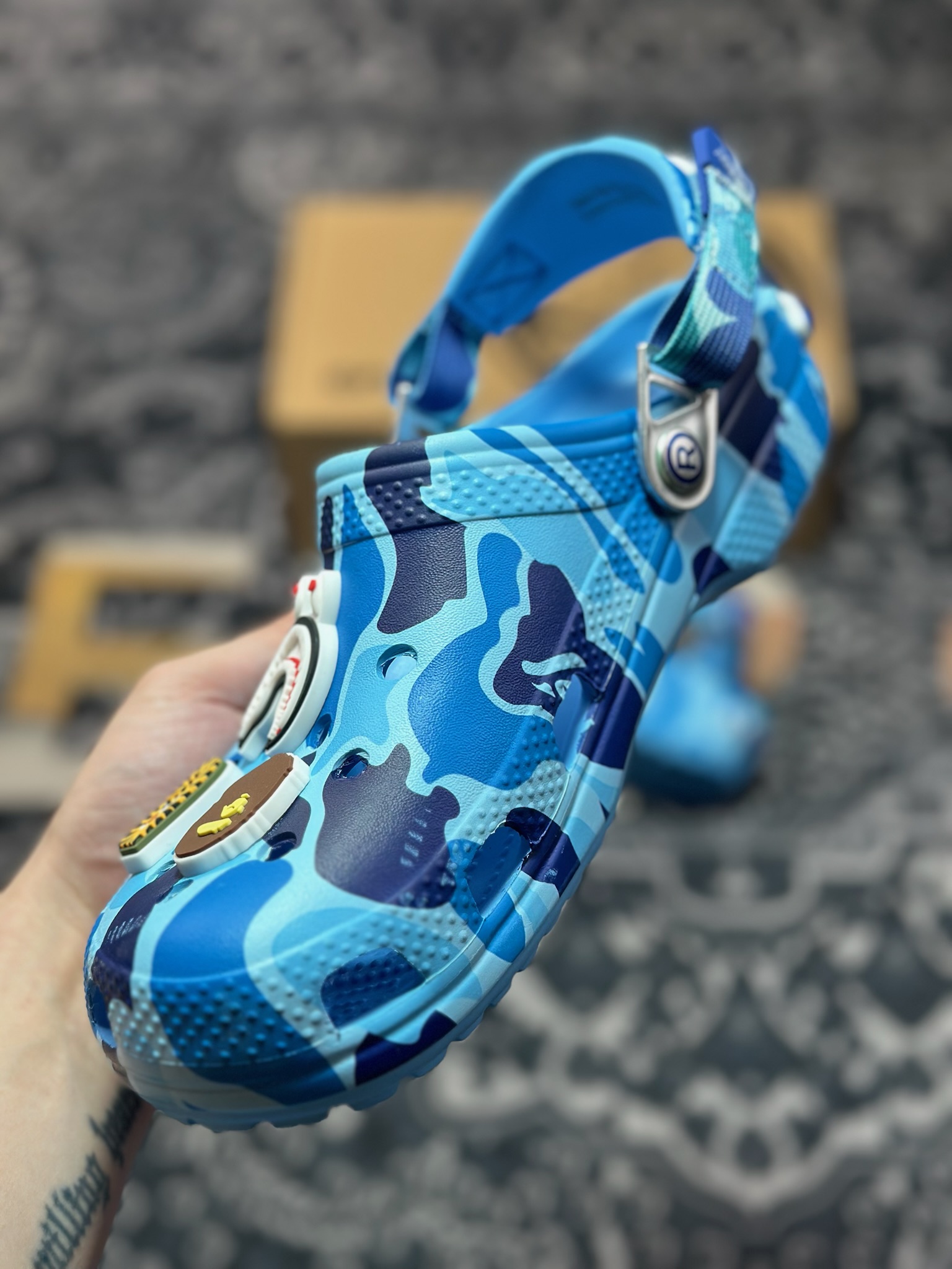 原装级别爆款来袭 Bape x crocs classic clog卡骆驰 Classic clog 迷彩印花 舒适百搭 洞洞鞋