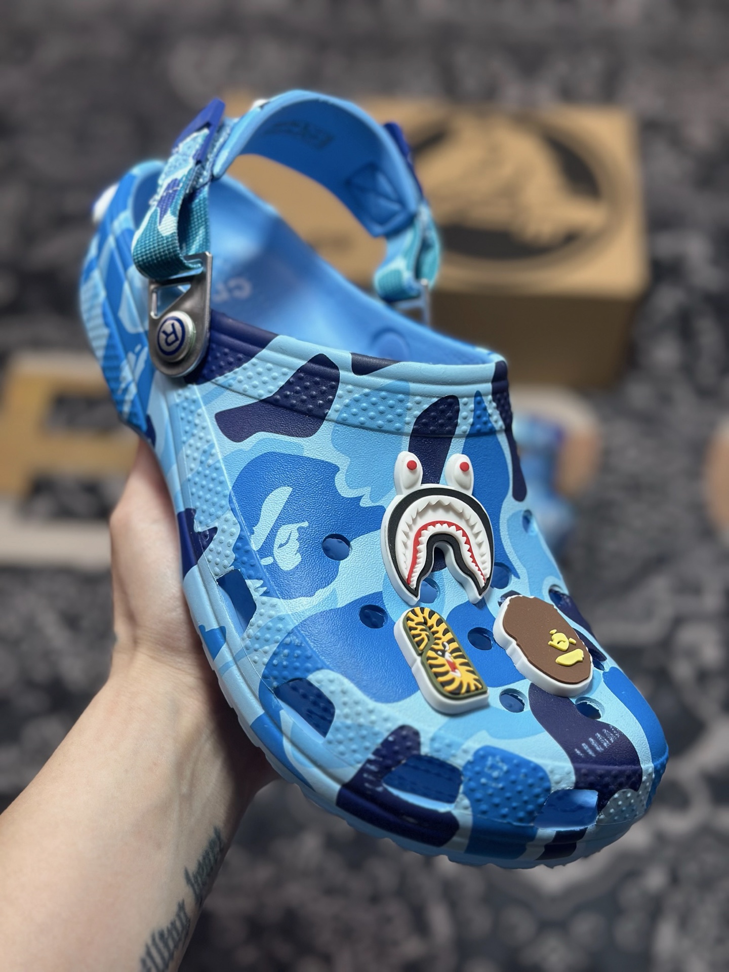 原装级别爆款来袭 Bape x crocs classic clog卡骆驰 Classic clog 迷彩印花 舒适百搭 洞洞鞋