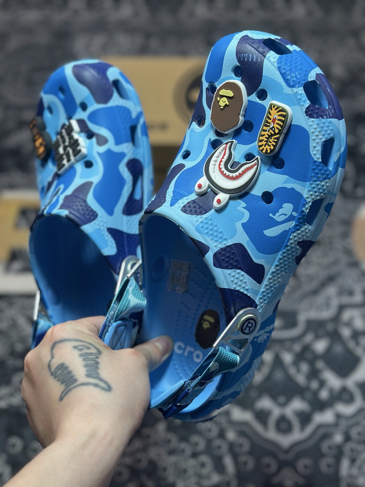 原装级别爆款来袭 Bape x crocs classic clog卡骆驰 Classic clog 迷彩印花 舒适百搭 洞洞鞋