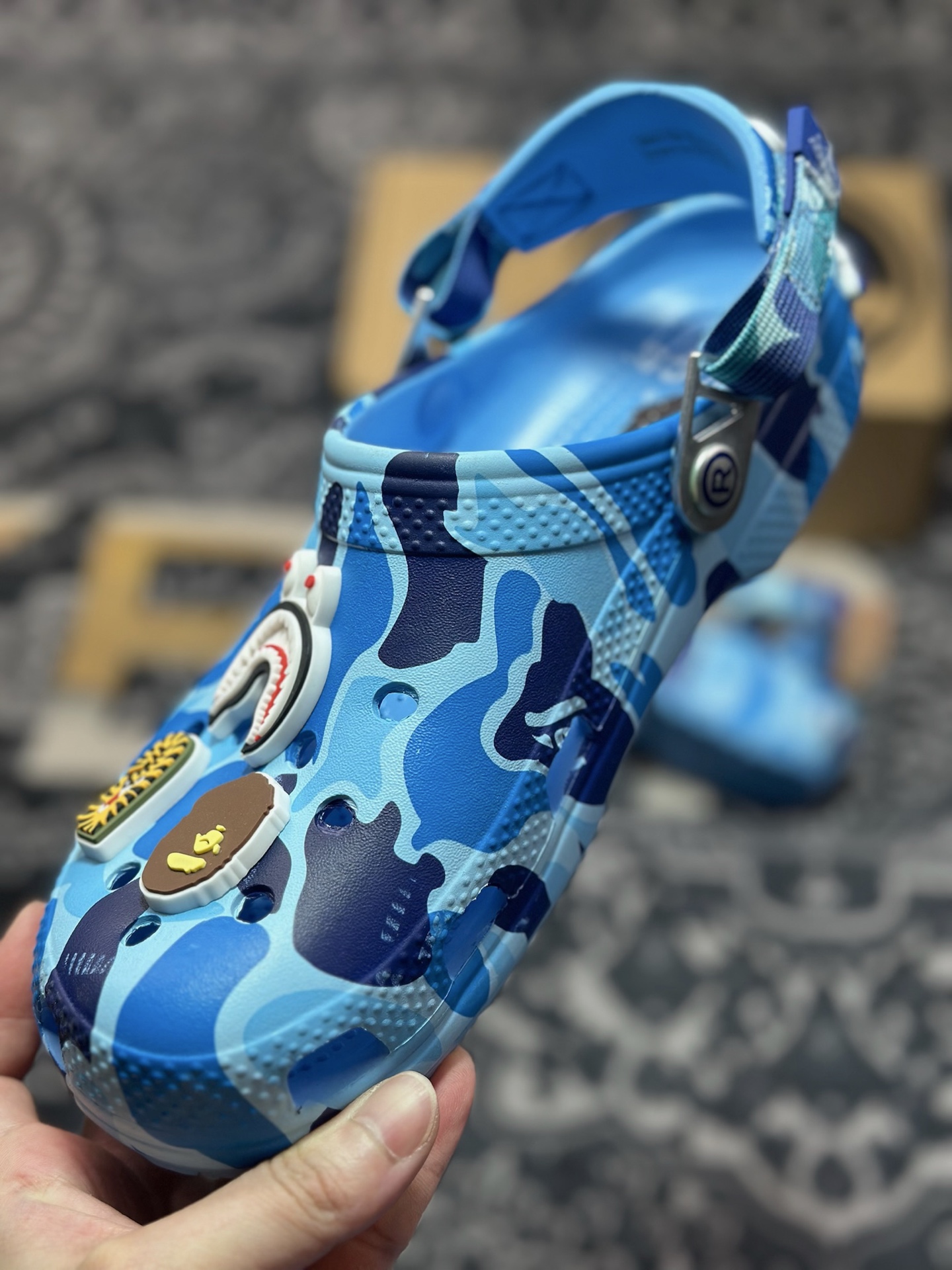 原装级别爆款来袭 Bape x crocs classic clog卡骆驰 Classic clog 迷彩印花 舒适百搭 洞洞鞋