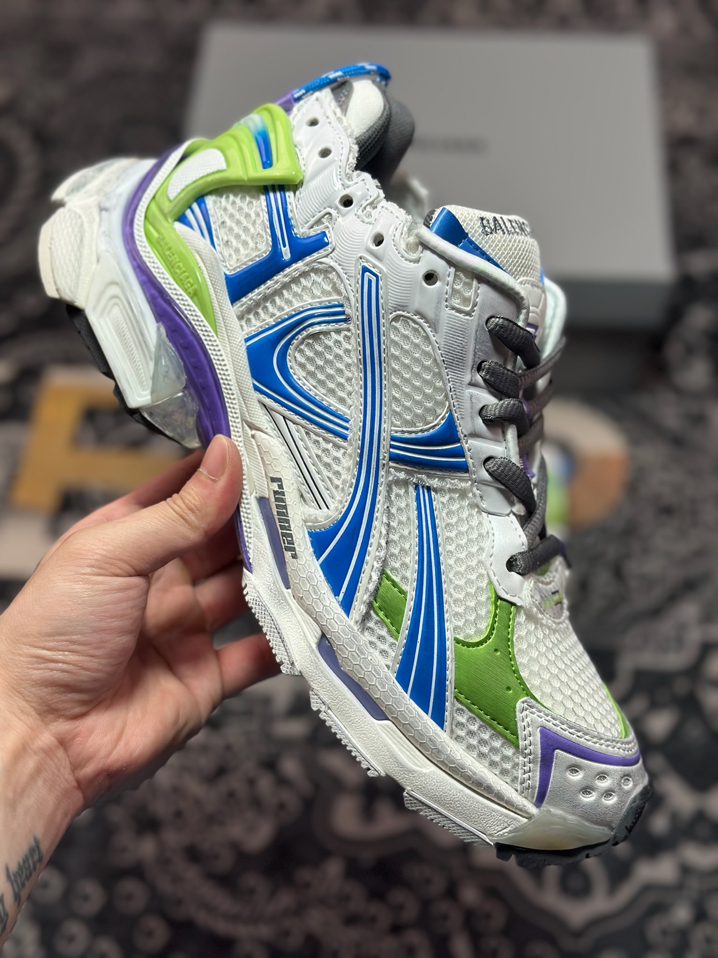 巴黎世家BALENCIAGA Runner Sneaker 2.0慢跑系列低帮复古休闲运动慢跑鞋“2.0解构破坏蓝紫荧光白” 772774 W3RMU 9043