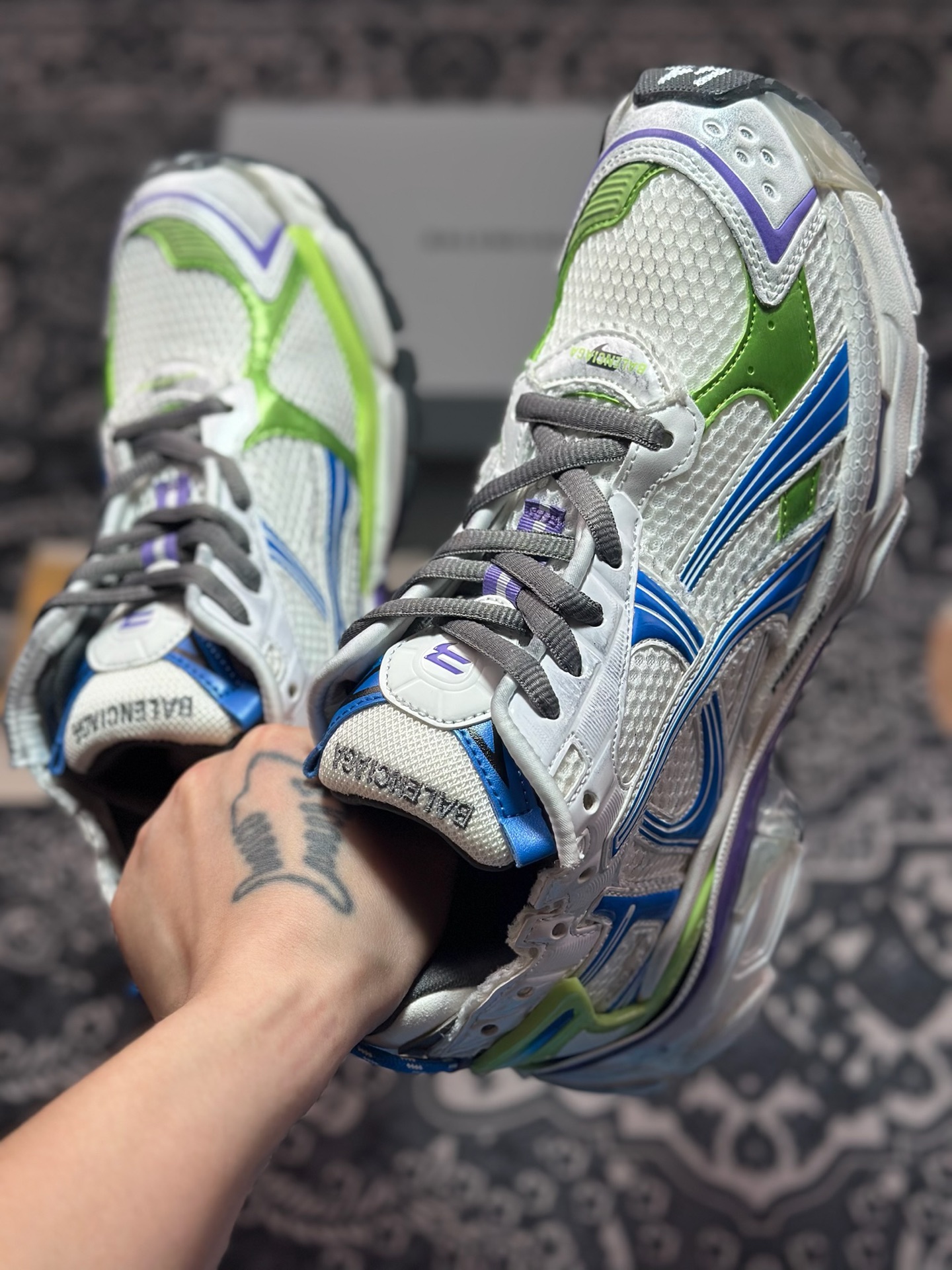 巴黎世家BALENCIAGA Runner Sneaker 2.0慢跑系列低帮复古休闲运动慢跑鞋“2.0解构破坏蓝紫荧光白” 772774 W3RMU 9043