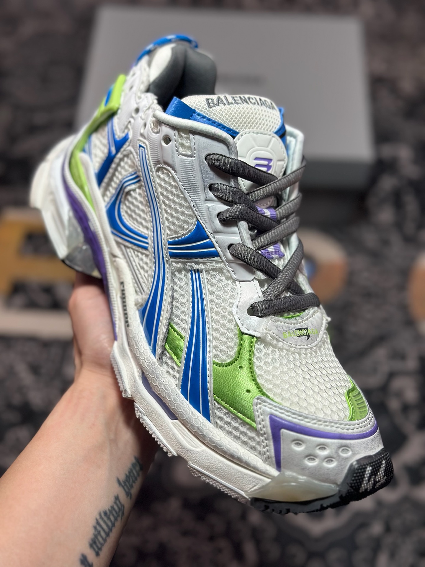 巴黎世家BALENCIAGA Runner Sneaker 2.0慢跑系列低帮复古休闲运动慢跑鞋“2.0解构破坏蓝紫荧光白” 772774 W3RMU 9043