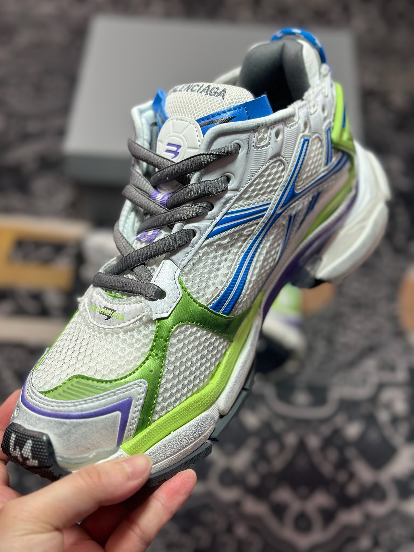 巴黎世家BALENCIAGA Runner Sneaker 2.0慢跑系列低帮复古休闲运动慢跑鞋“2.0解构破坏蓝紫荧光白” 772774 W3RMU 9043