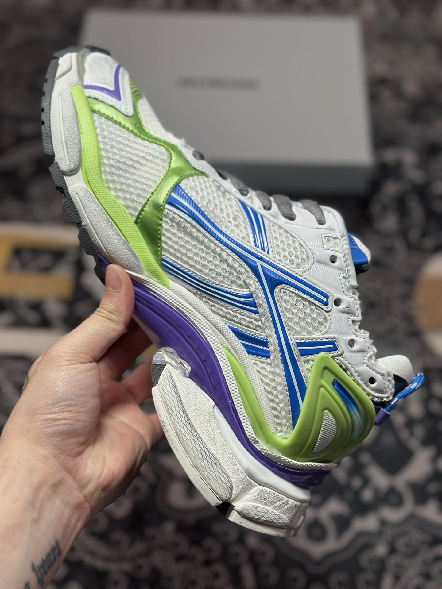 巴黎世家BALENCIAGA Runner Sneaker 2.0慢跑系列低帮复古休闲运动慢跑鞋“2.0解构破坏蓝紫荧光白” 772774 W3RMU 9043