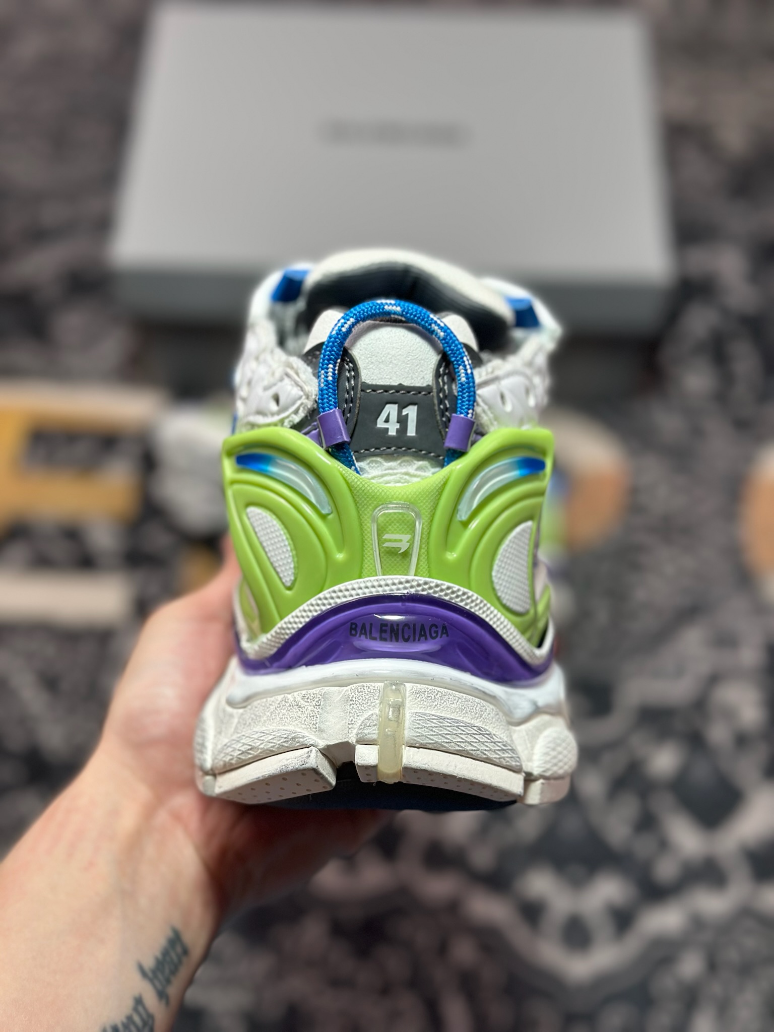 巴黎世家BALENCIAGA Runner Sneaker 2.0慢跑系列低帮复古休闲运动慢跑鞋“2.0解构破坏蓝紫荧光白” 772774 W3RMU 9043