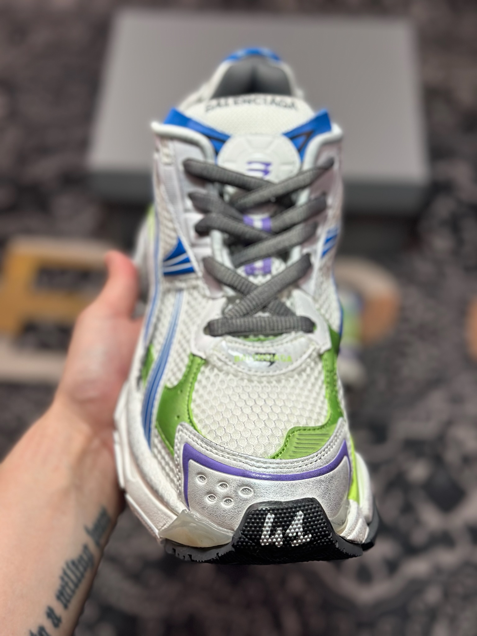 巴黎世家BALENCIAGA Runner Sneaker 2.0慢跑系列低帮复古休闲运动慢跑鞋“2.0解构破坏蓝紫荧光白” 772774 W3RMU 9043