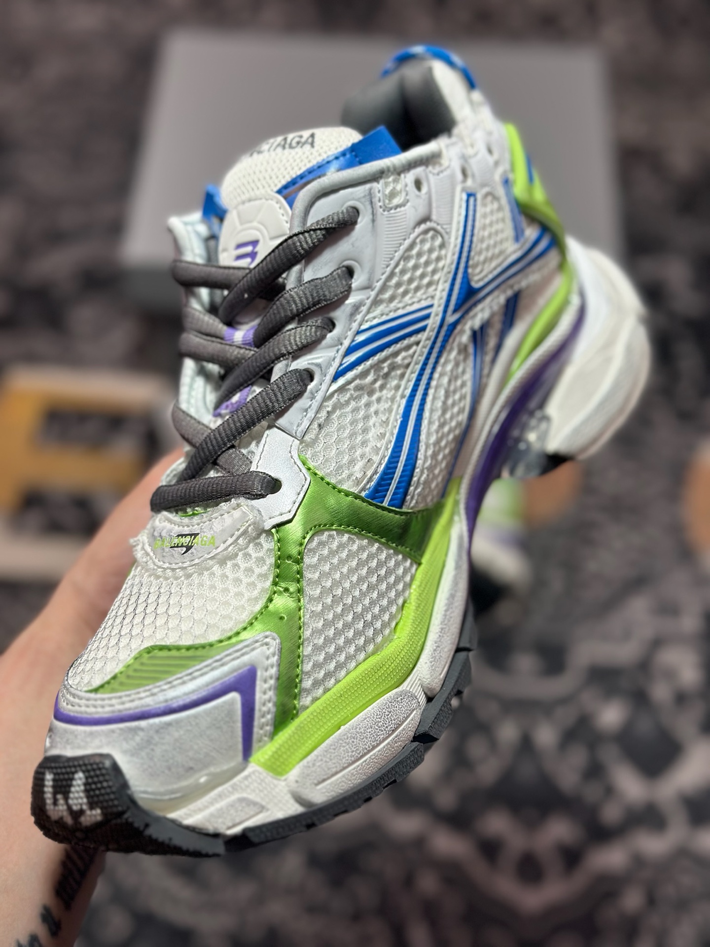 巴黎世家BALENCIAGA Runner Sneaker 2.0慢跑系列低帮复古休闲运动慢跑鞋“2.0解构破坏蓝紫荧光白” 772774 W3RMU 9043