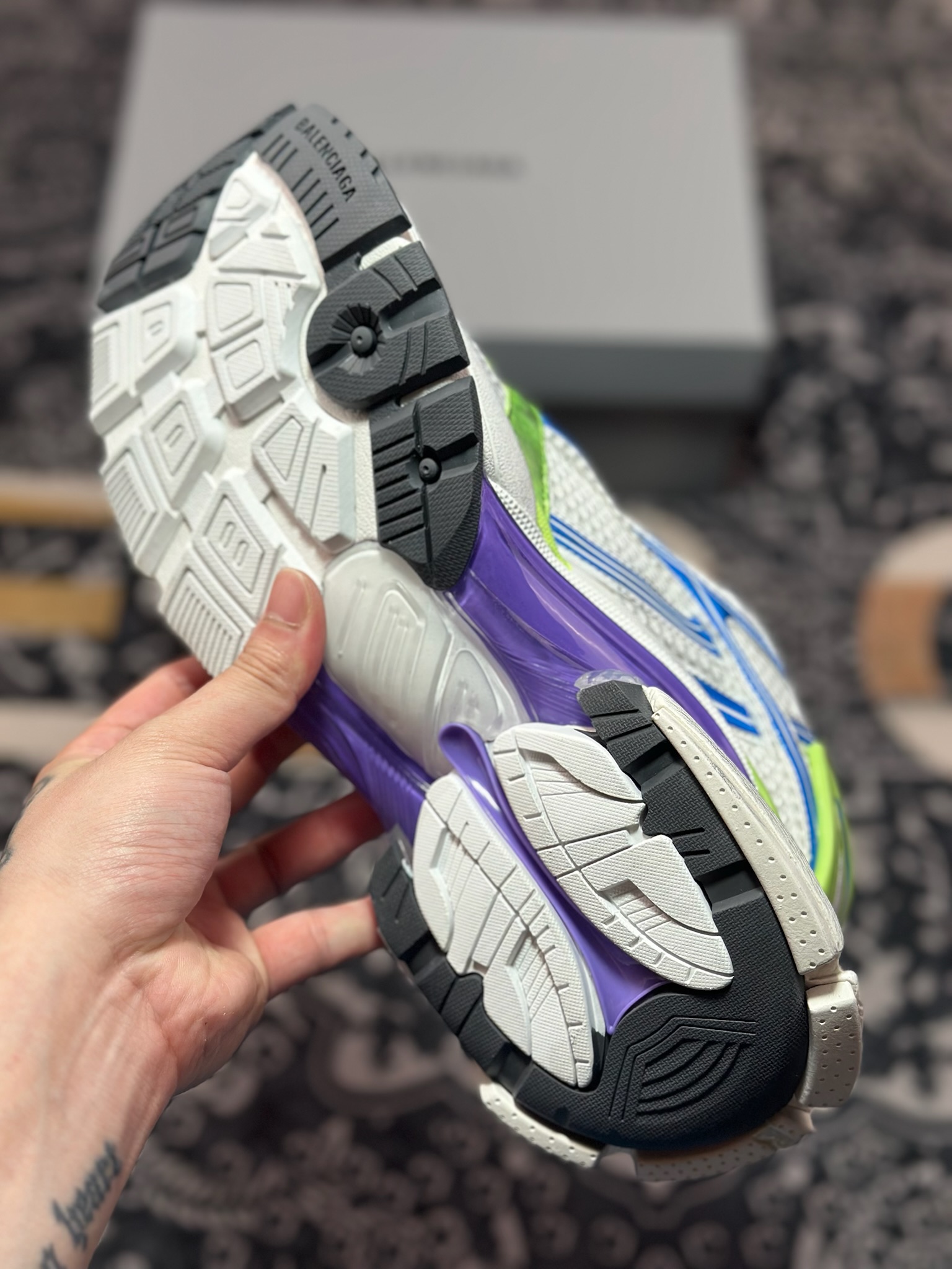 巴黎世家BALENCIAGA Runner Sneaker 2.0慢跑系列低帮复古休闲运动慢跑鞋“2.0解构破坏蓝紫荧光白” 772774 W3RMU 9043