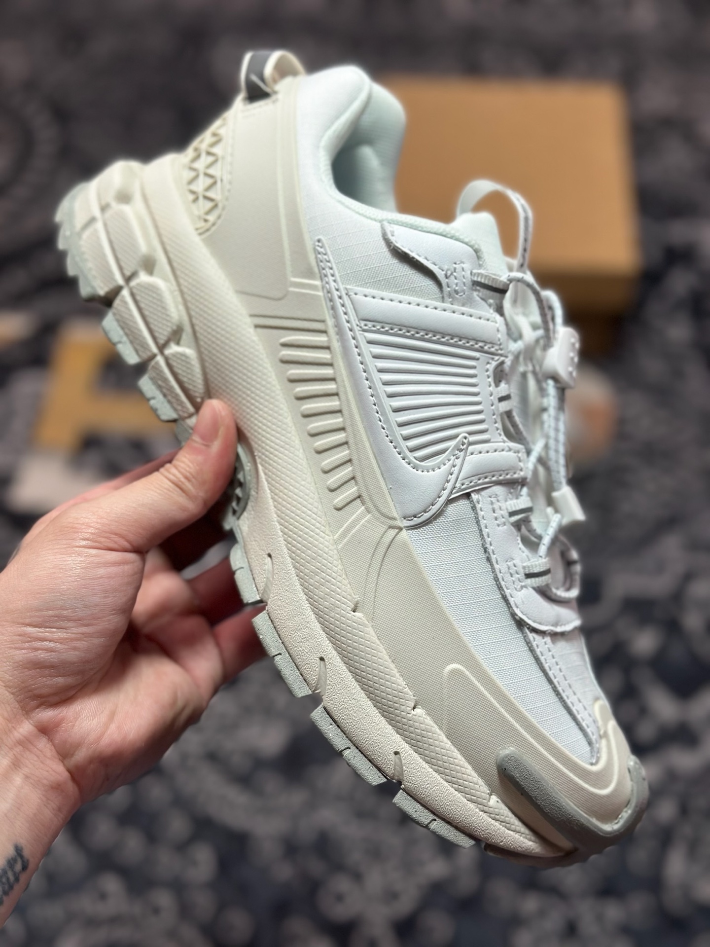 Nike Zoom Vomero 5 Roam佛莫罗5代徒步版系列经典复古增高厚底休闲运动慢跑鞋“米白灰”HV6410-100