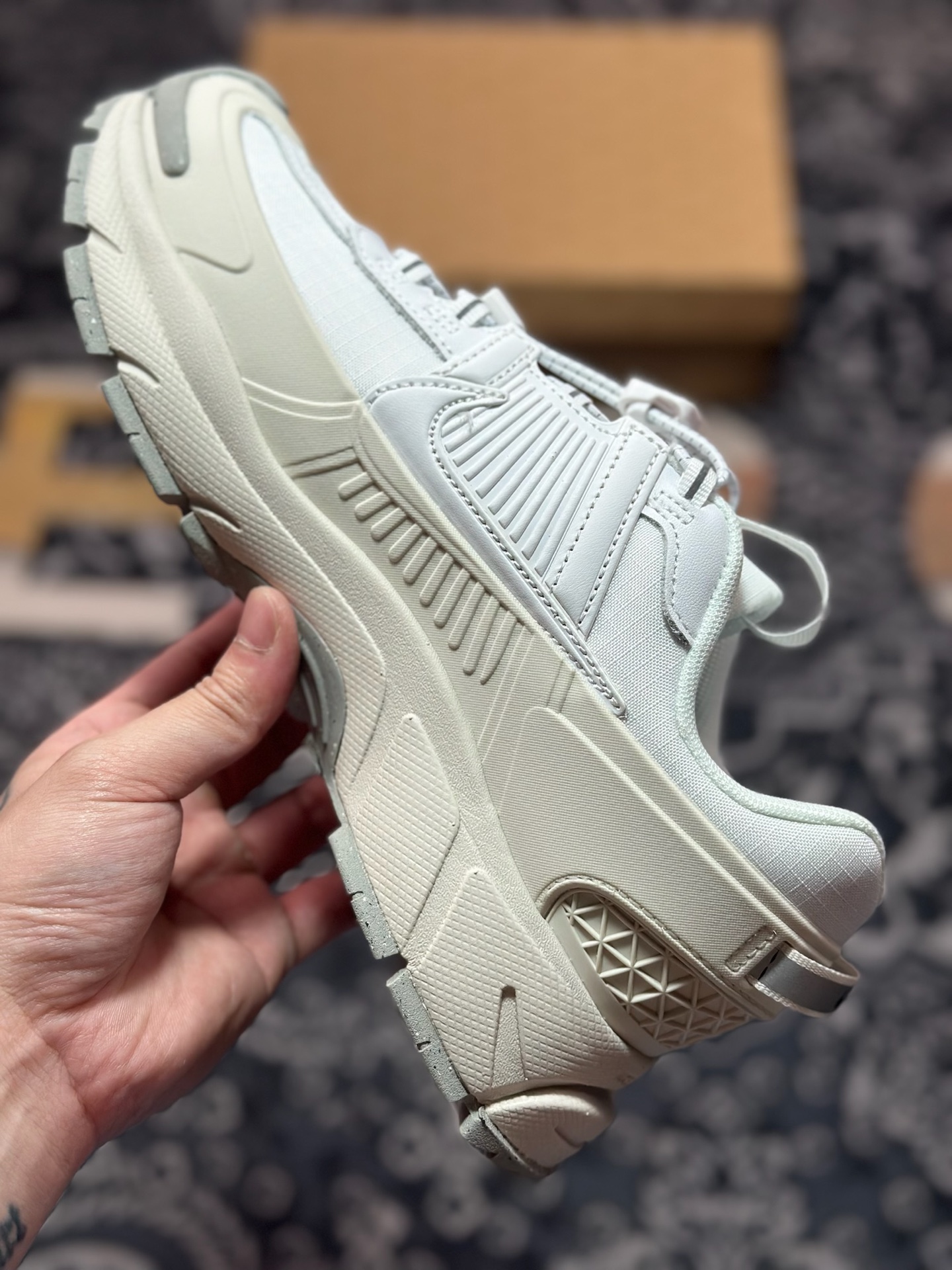 Nike Zoom Vomero 5 Roam佛莫罗5代徒步版系列经典复古增高厚底休闲运动慢跑鞋“米白灰”HV6410-100