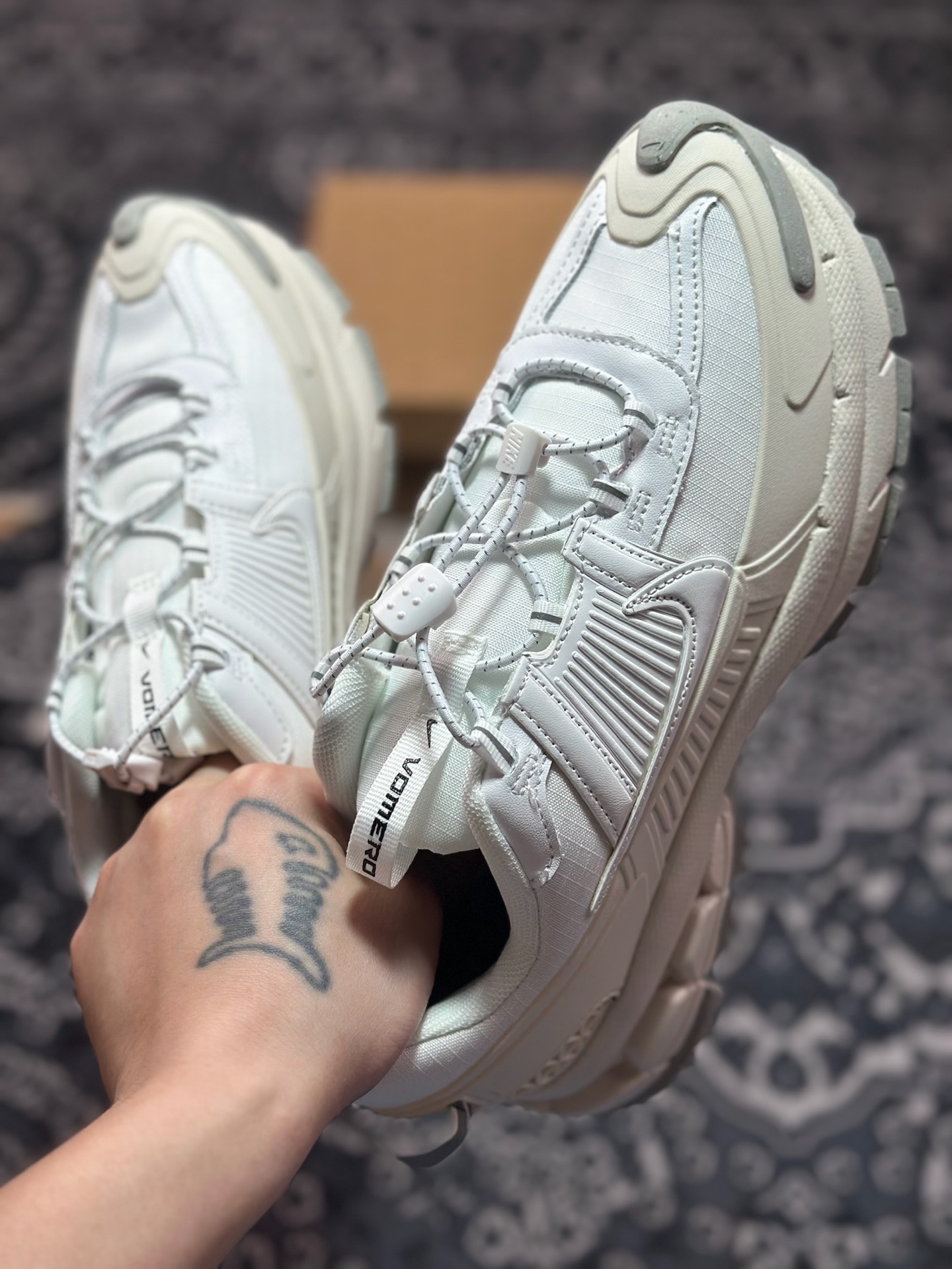 Nike Zoom Vomero 5 Roam佛莫罗5代徒步版系列经典复古增高厚底休闲运动慢跑鞋“米白灰”HV6410-100