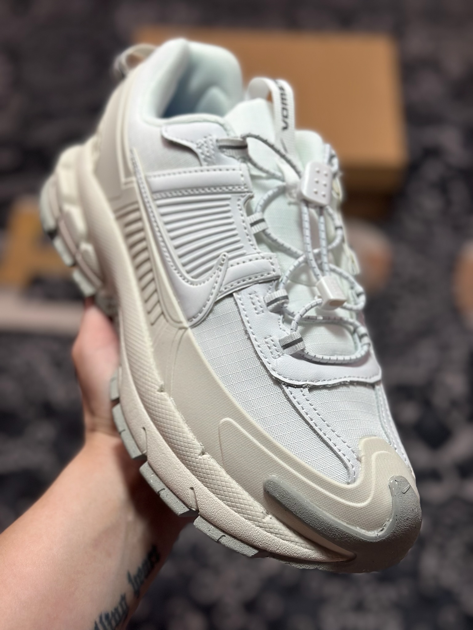 Nike Zoom Vomero 5 Roam佛莫罗5代徒步版系列经典复古增高厚底休闲运动慢跑鞋“米白灰”HV6410-100