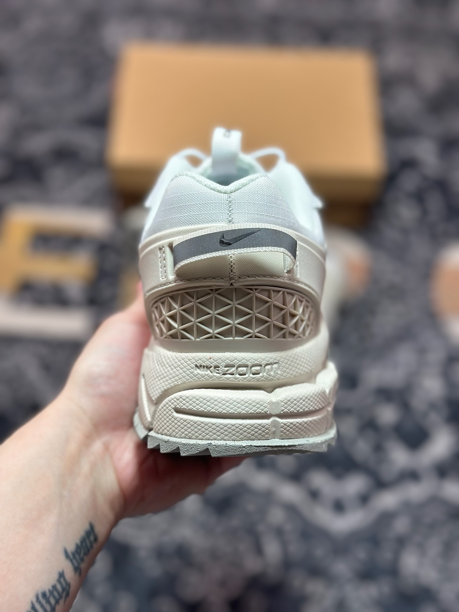 Nike Zoom Vomero 5 Roam佛莫罗5代徒步版系列经典复古增高厚底休闲运动慢跑鞋“米白灰”HV6410-100