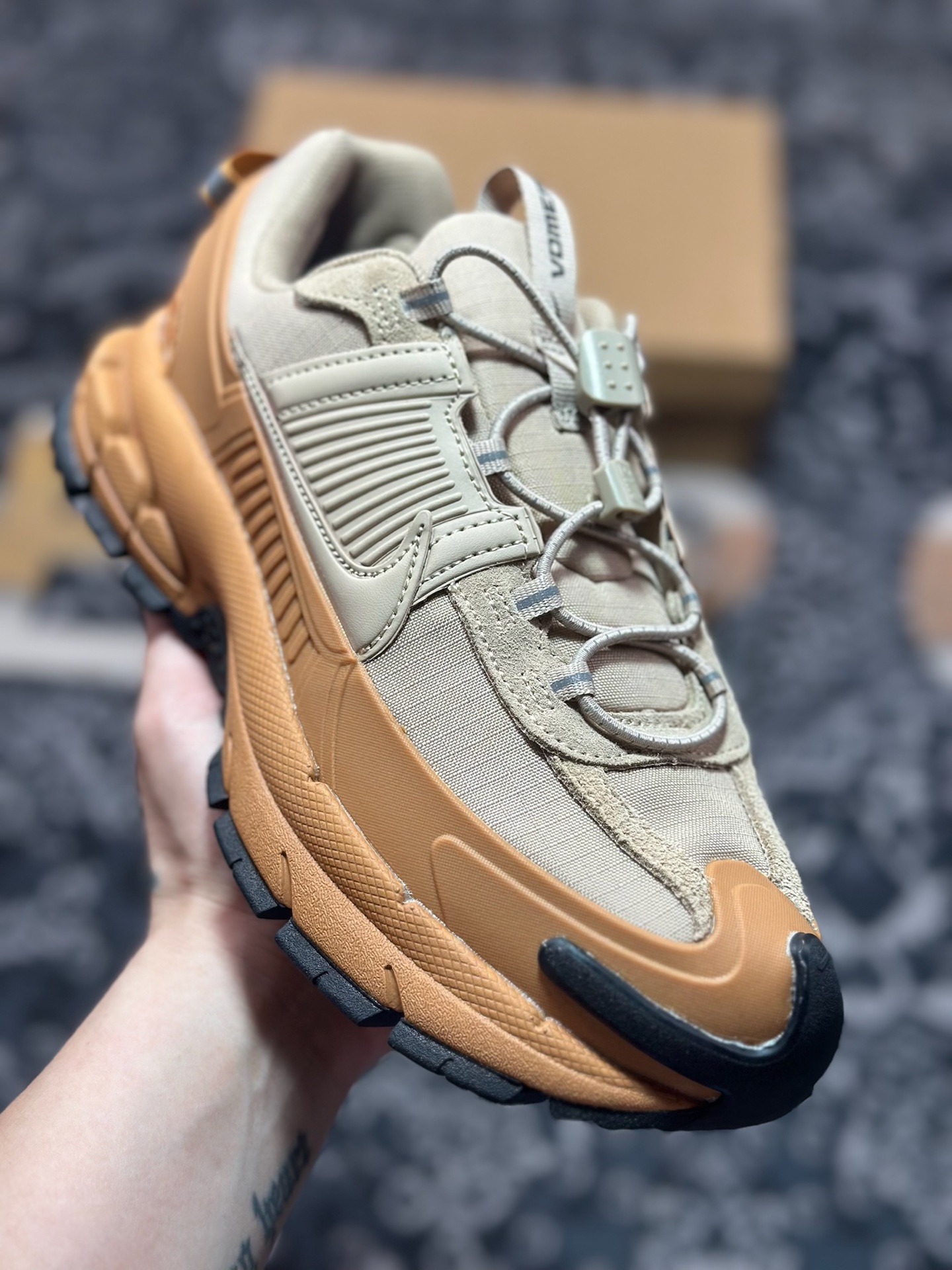 Nike Zoom Vomero 5 Roam佛莫罗5代徒步版系列经典复古增高厚底休闲运动慢跑鞋“杏棕”FV2181-200