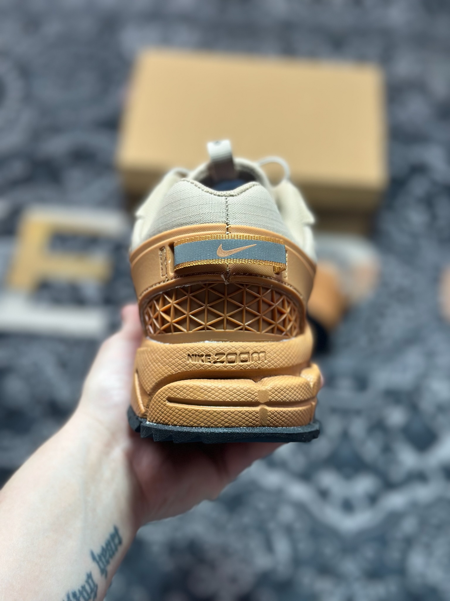 Nike Zoom Vomero 5 Roam佛莫罗5代徒步版系列经典复古增高厚底休闲运动慢跑鞋“杏棕”FV2181-200