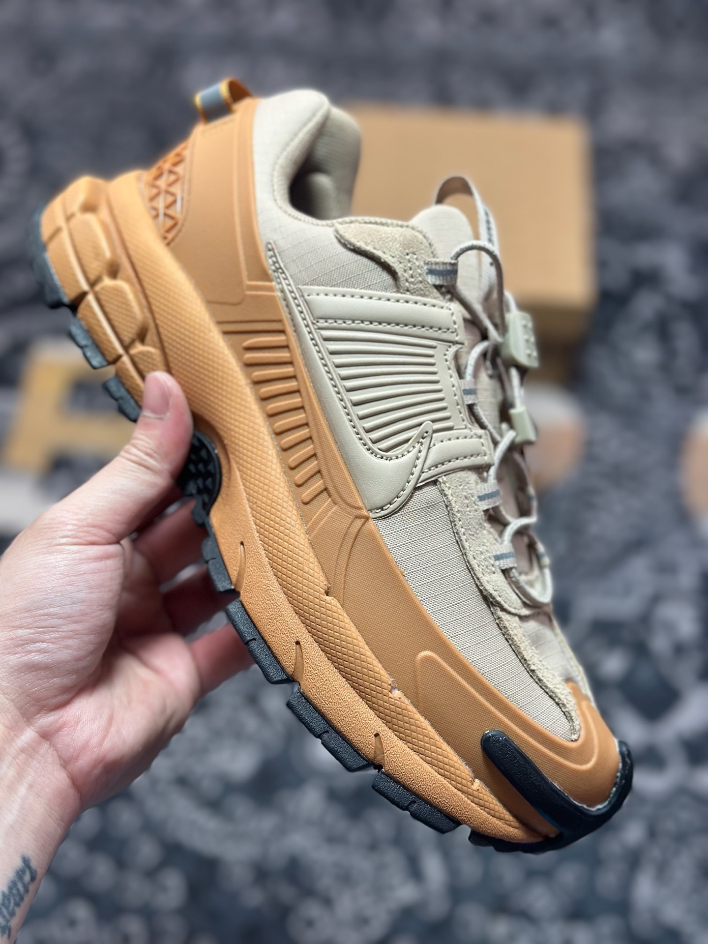 Nike Zoom Vomero 5 Roam佛莫罗5代徒步版系列经典复古增高厚底休闲运动慢跑鞋“杏棕”FV2181-200