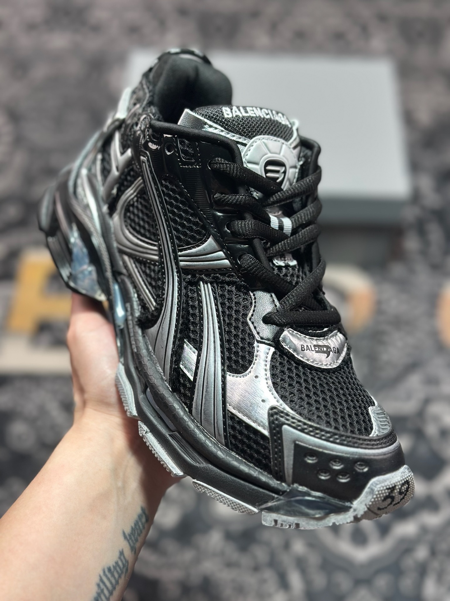 巴黎世家BALENCIAGA Runner Sneaker 2.0慢跑系列低帮复古野跑潮流姥爹风慢跑鞋“2.0解构破坏黑银”772767 W3RMU 1100 巴黎世家BALENCIAGA Runner Sneaker 2.0慢跑系列低帮复古野跑潮流姥爹风慢跑鞋“2.0解构破坏黑银”772767 W3RMU 1100