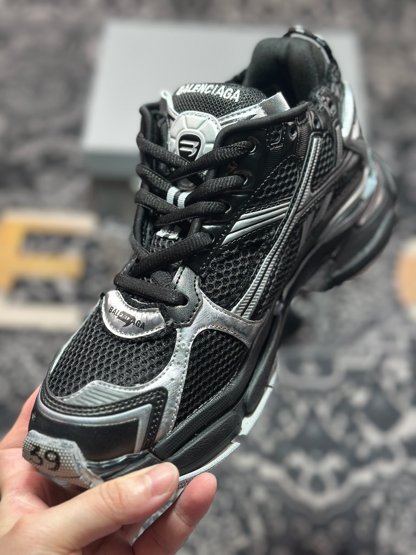 巴黎世家BALENCIAGA Runner Sneaker 2.0慢跑系列低帮复古野跑潮流姥爹风慢跑鞋“2.0解构破坏黑银”772767 W3RMU 1100 巴黎世家BALENCIAGA Runner Sneaker 2.0慢跑系列低帮复古野跑潮流姥爹风慢跑鞋“2.0解构破坏黑银”772767 W3RMU 1100