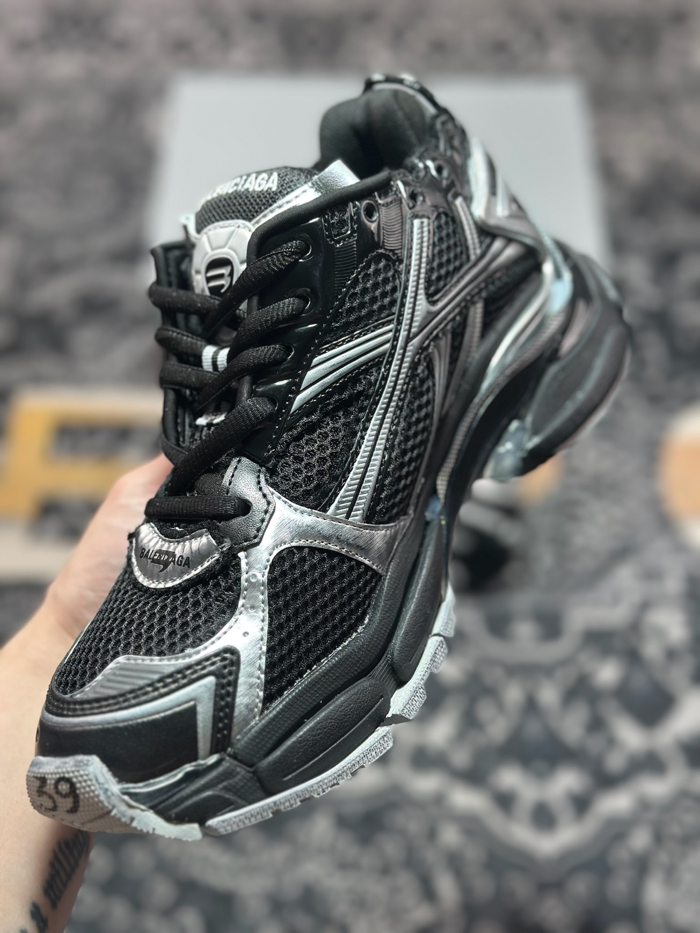 巴黎世家BALENCIAGA Runner Sneaker 2.0慢跑系列低帮复古野跑潮流姥爹风慢跑鞋“2.0解构破坏黑银”772767 W3RMU 1100 巴黎世家BALENCIAGA Runner Sneaker 2.0慢跑系列低帮复古野跑潮流姥爹风慢跑鞋“2.0解构破坏黑银”772767 W3RMU 1100