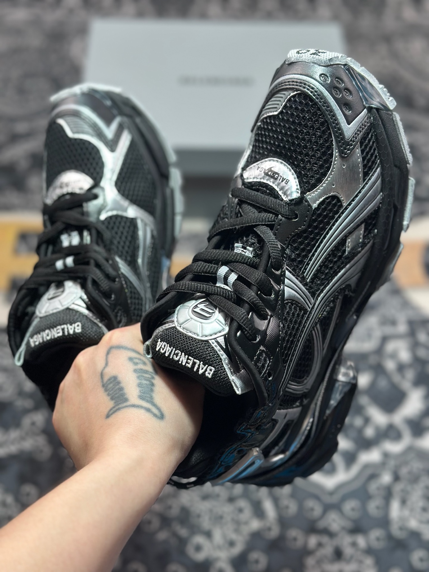 巴黎世家BALENCIAGA Runner Sneaker 2.0慢跑系列低帮复古野跑潮流姥爹风慢跑鞋“2.0解构破坏黑银”772767 W3RMU 1100 巴黎世家BALENCIAGA Runner Sneaker 2.0慢跑系列低帮复古野跑潮流姥爹风慢跑鞋“2.0解构破坏黑银”772767 W3RMU 1100