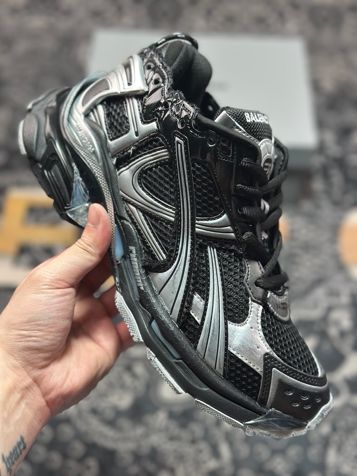 巴黎世家BALENCIAGA Runner Sneaker 2.0慢跑系列低帮复古野跑潮流姥爹风慢跑鞋“2.0解构破坏黑银”772767 W3RMU 1100 巴黎世家BALENCIAGA Runner Sneaker 2.0慢跑系列低帮复古野跑潮流姥爹风慢跑鞋“2.0解构破坏黑银”772767 W3RMU 1100