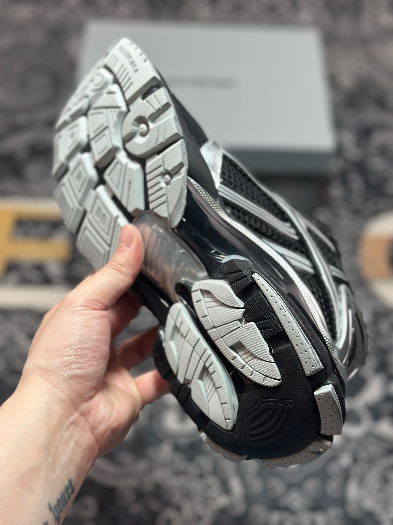 巴黎世家BALENCIAGA Runner Sneaker 2.0慢跑系列低帮复古野跑潮流姥爹风慢跑鞋“2.0解构破坏黑银”772767 W3RMU 1100 巴黎世家BALENCIAGA Runner Sneaker 2.0慢跑系列低帮复古野跑潮流姥爹风慢跑鞋“2.0解构破坏黑银”772767 W3RMU 1100