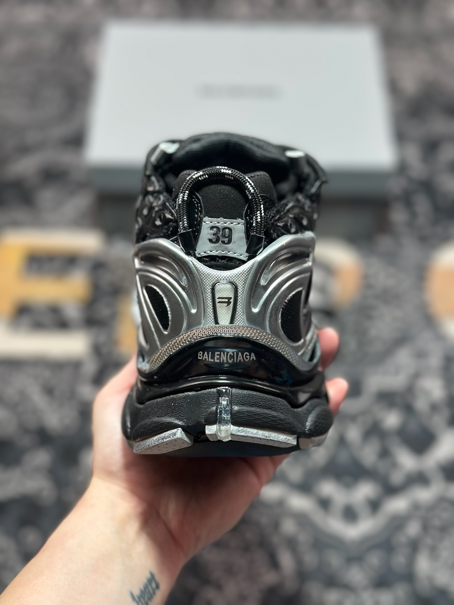 巴黎世家BALENCIAGA Runner Sneaker 2.0慢跑系列低帮复古野跑潮流姥爹风慢跑鞋“2.0解构破坏黑银”772767 W3RMU 1100 巴黎世家BALENCIAGA Runner Sneaker 2.0慢跑系列低帮复古野跑潮流姥爹风慢跑鞋“2.0解构破坏黑银”772767 W3RMU 1100