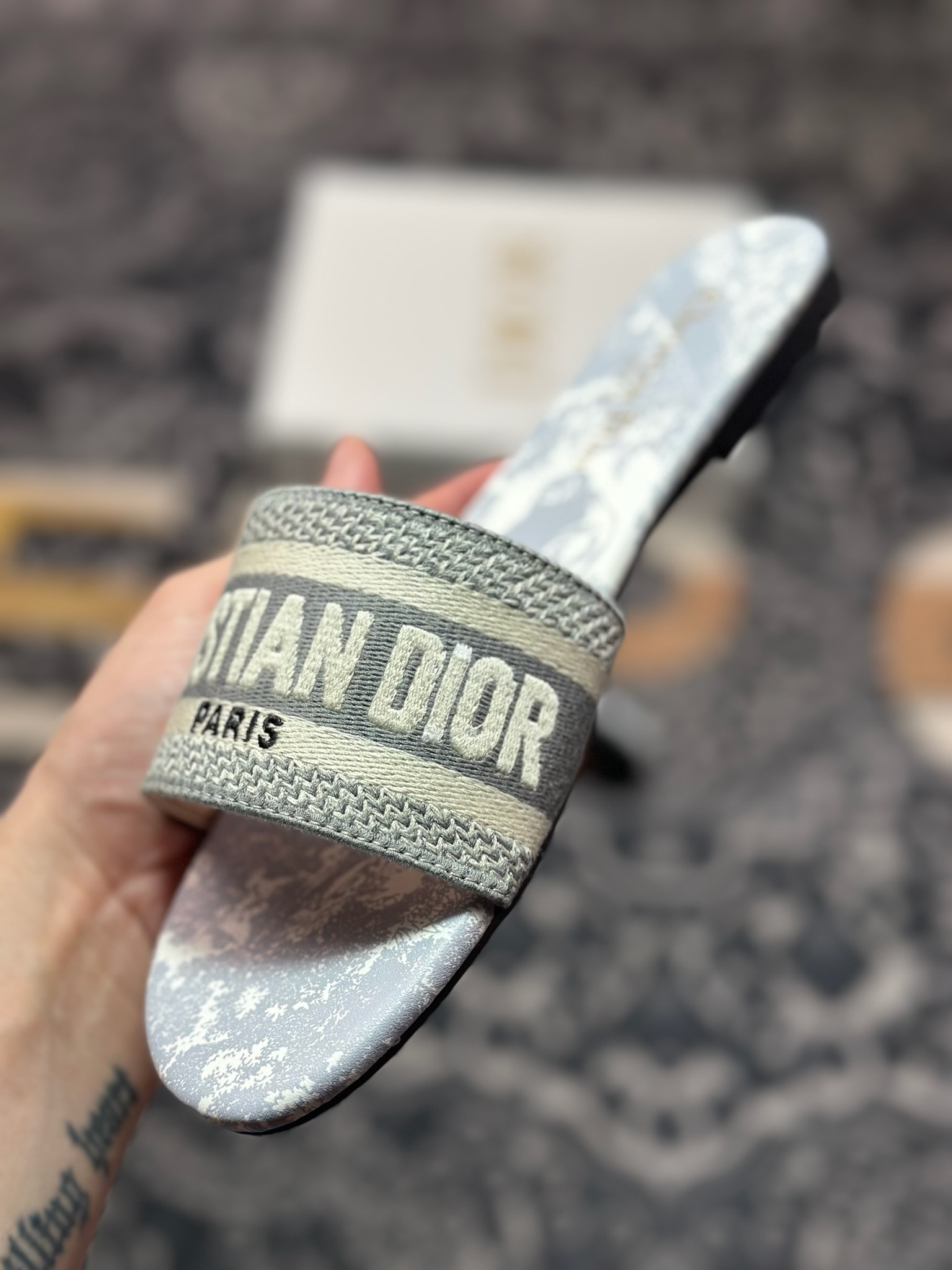 Dior迪奥 Dway Slide系列女士平底复古字母刺绣拼色平底露趾凉拖鞋-莆田鞋,莆田鞋货源,高仿鞋,高仿鞋货源,安福档口,莆田高仿鞋,莆田鞋批发,高仿鞋批发,莆田高仿运动鞋,高仿运动鞋,莆田运动鞋 Dior迪奥 Dway Slide系列女士平底复古字母刺绣拼色平底露趾凉拖鞋