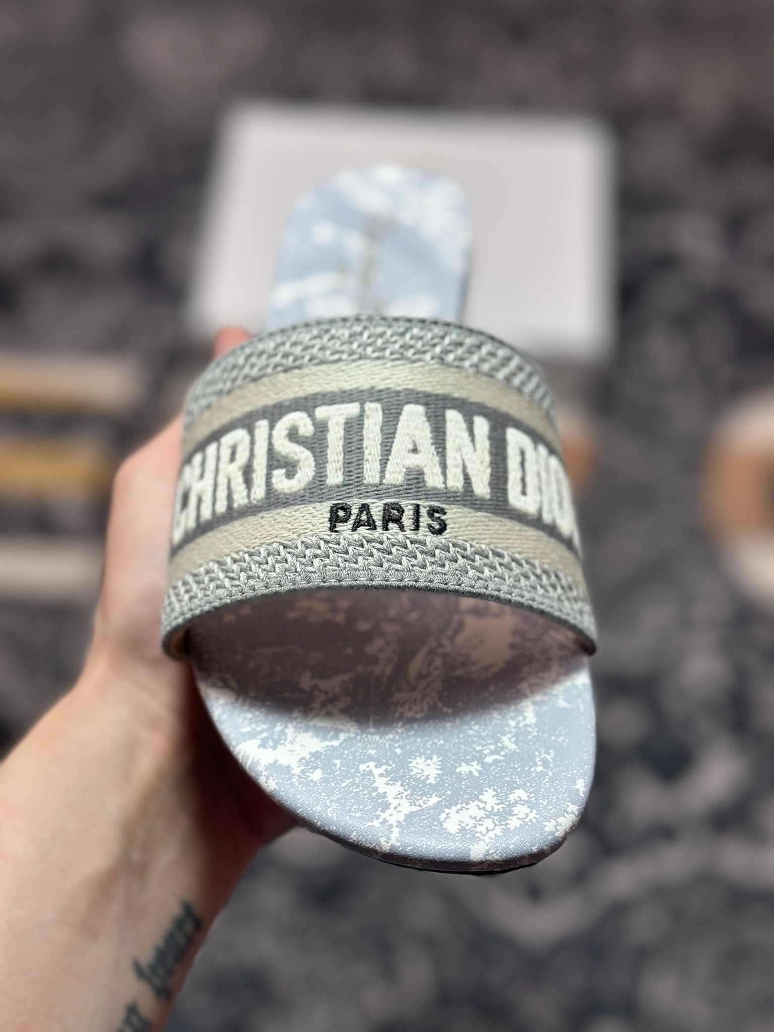 Dior迪奥 Dway Slide系列女士平底复古字母刺绣拼色平底露趾凉拖鞋-莆田鞋,莆田鞋货源,高仿鞋,高仿鞋货源,安福档口,莆田高仿鞋,莆田鞋批发,高仿鞋批发,莆田高仿运动鞋,高仿运动鞋,莆田运动鞋 Dior迪奥 Dway Slide系列女士平底复古字母刺绣拼色平底露趾凉拖鞋