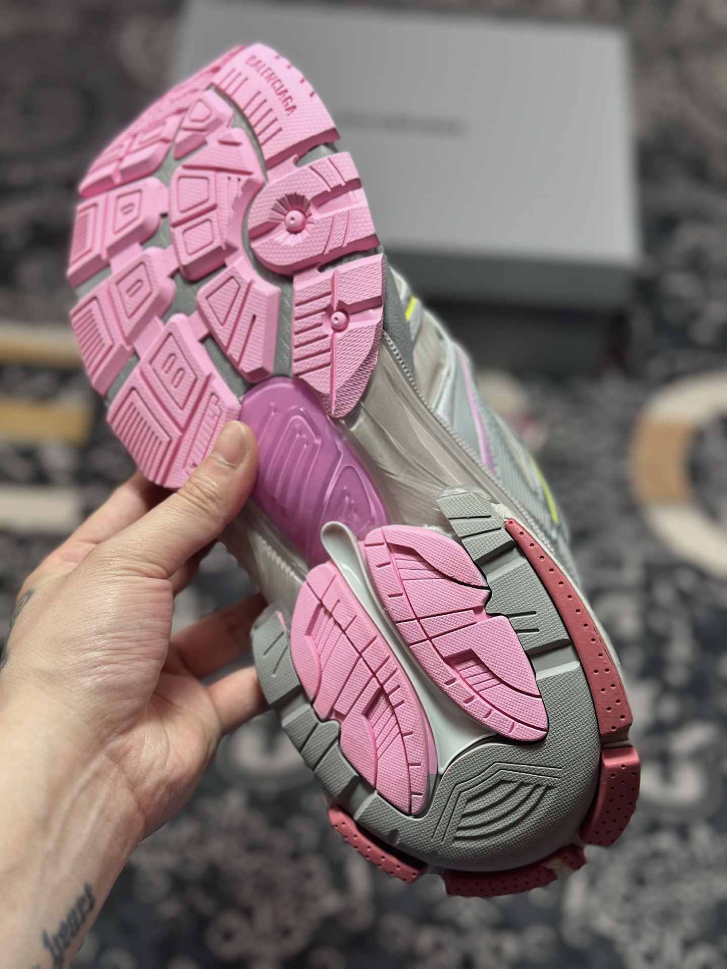 巴黎世家BALENCIAGA Runner Sneaker 3.0慢跑系列低帮复古野跑潮流姥爹慢跑鞋“解构拼色深灰粉黄做旧3.0” 779066 WRNNY 9175-莆田鞋,莆田鞋货源,高仿鞋,高仿鞋货源,安福档口,莆田高仿鞋,莆田鞋批发,高仿鞋批发,莆田高仿运动鞋,高仿运动鞋,莆田运动鞋 巴黎世家BALENCIAGA Runner Sneaker 3.0慢跑系列低帮复古野跑潮流姥爹慢跑鞋“解构拼色深灰粉黄做旧3.0” 779066 WRNNY 9175