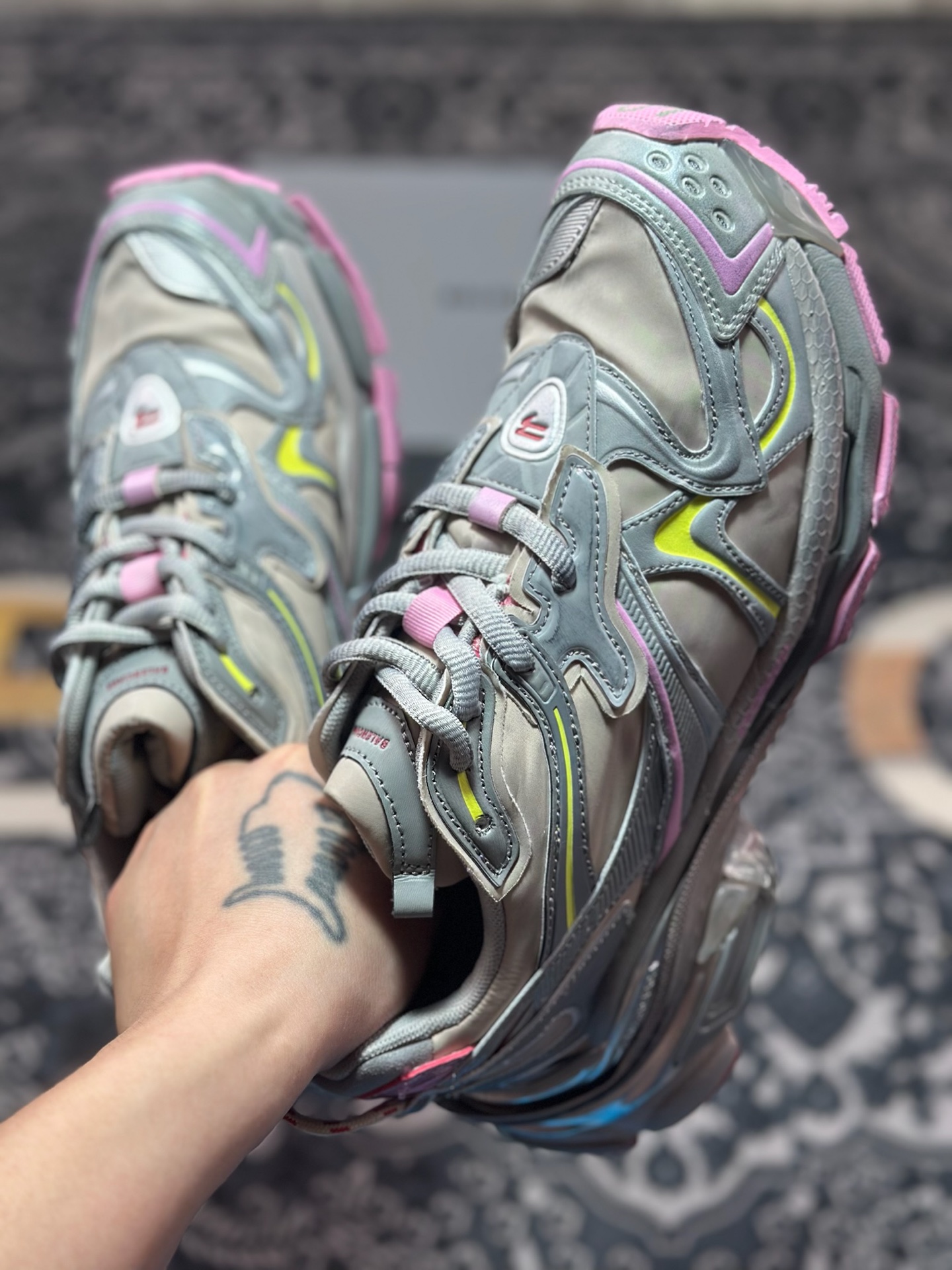 巴黎世家BALENCIAGA Runner Sneaker 3.0慢跑系列低帮复古野跑潮流姥爹慢跑鞋“解构拼色深灰粉黄做旧3.0” 779066 WRNNY 9175-莆田鞋,莆田鞋货源,高仿鞋,高仿鞋货源,安福档口,莆田高仿鞋,莆田鞋批发,高仿鞋批发,莆田高仿运动鞋,高仿运动鞋,莆田运动鞋 巴黎世家BALENCIAGA Runner Sneaker 3.0慢跑系列低帮复古野跑潮流姥爹慢跑鞋“解构拼色深灰粉黄做旧3.0” 779066 WRNNY 9175