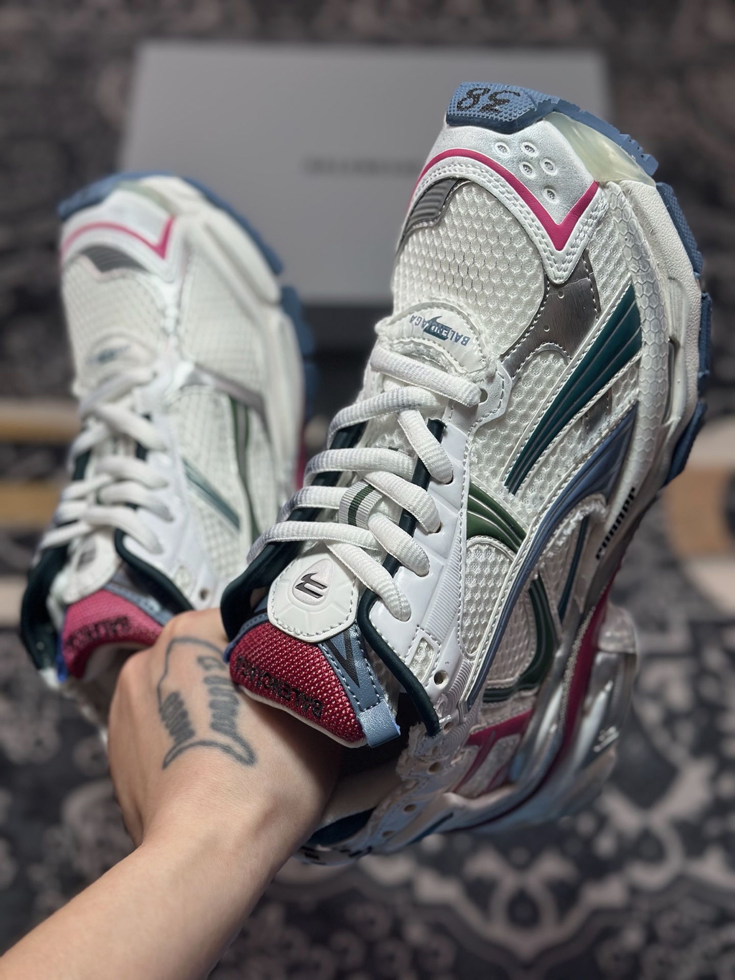 D2480 巴黎世家BALENCIAGA Runner Sneaker 2.0慢跑系列低帮复古慢跑鞋“2.0解构破坏白绿蓝粉” 772767 W3RMU 9934-Chinese UA Cheap High Quatity Brand Clothes Bags handbags Sneakers wholesale wholesaler seller from China Factory suppliers Fashion Clothing Shoes best Quality Beautiful Price D2480 巴黎世家BALENCIAGA Runner Sneaker 2.0慢跑系列低帮复古慢跑鞋“2.0解构破坏白绿蓝粉” 772767 W3RMU 9934