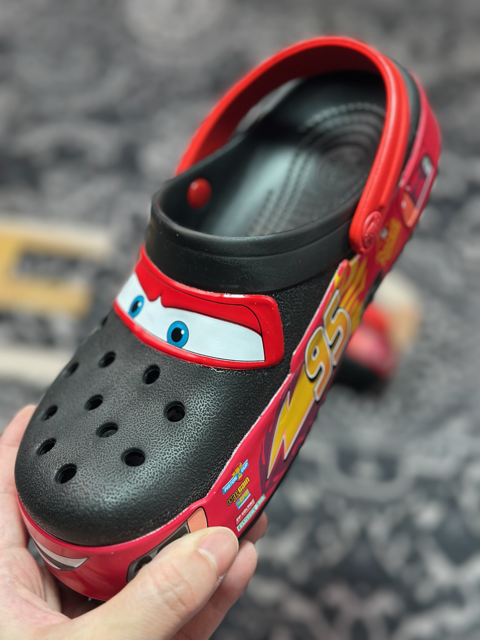 A1140 Crocs Classic Bayaband Clogs Sandals”Fun Lab Lightning McQueen”宽围条系列经典洞洞鞋凉拖鞋“联名黑红闪电麦昆”206472-001