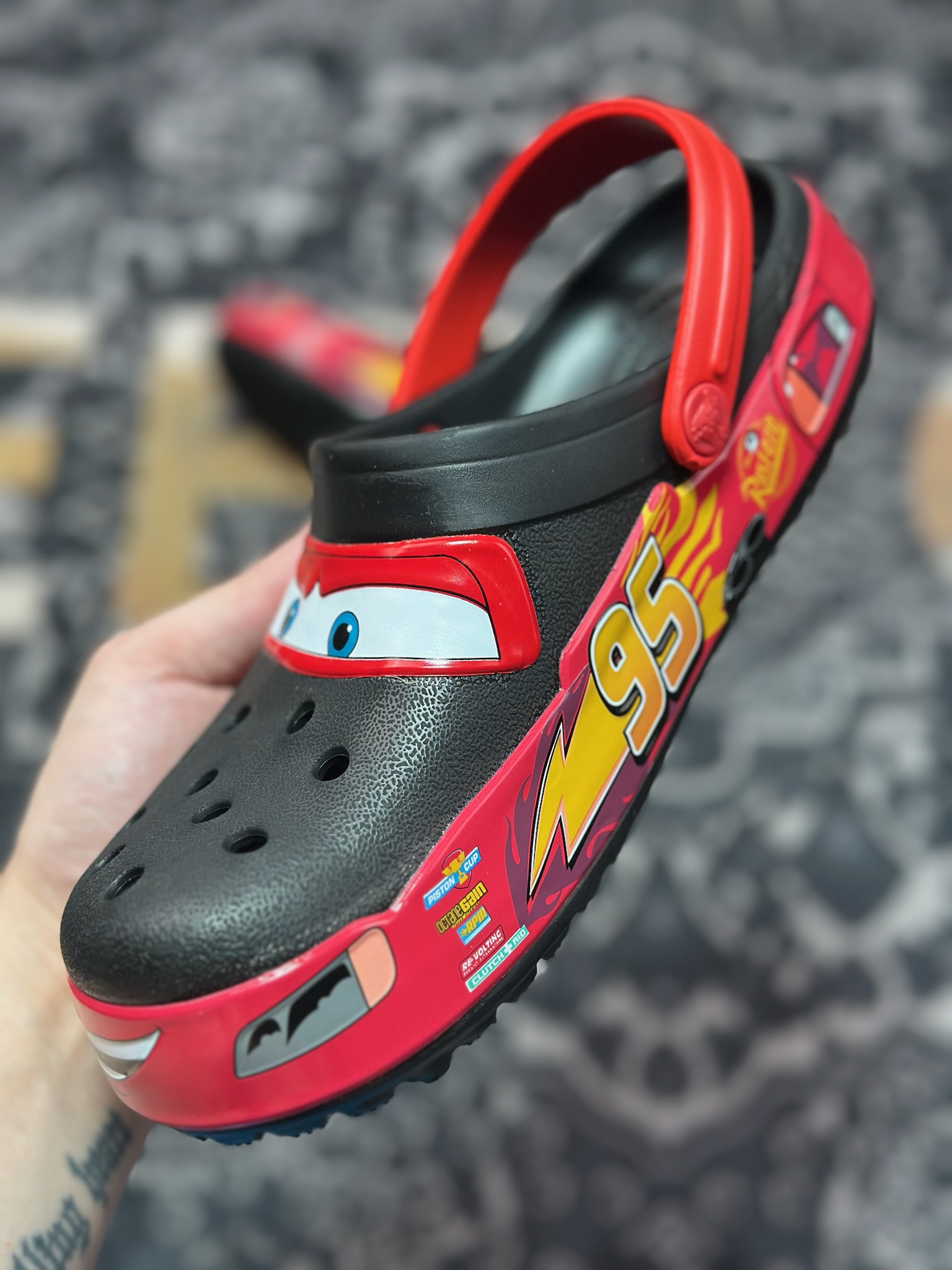 A1140 Crocs Classic Bayaband Clogs Sandals”Fun Lab Lightning McQueen”宽围条系列经典洞洞鞋凉拖鞋“联名黑红闪电麦昆”206472-001