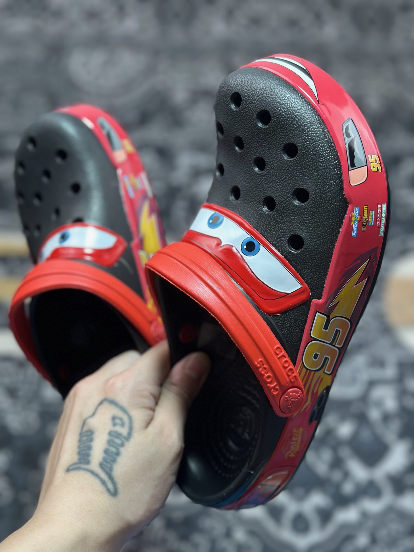 A1140 Crocs Classic Bayaband Clogs Sandals”Fun Lab Lightning McQueen”宽围条系列经典洞洞鞋凉拖鞋“联名黑红闪电麦昆”206472-001