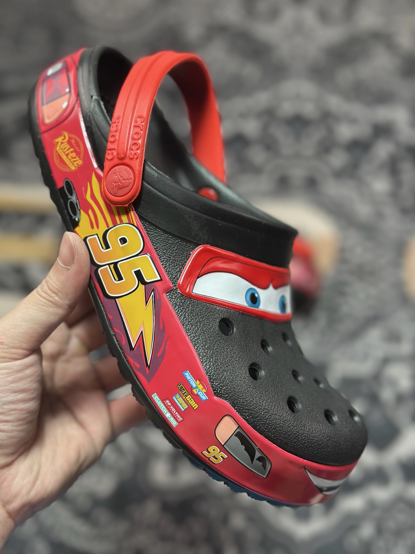 A1140 Crocs Classic Bayaband Clogs Sandals”Fun Lab Lightning McQueen”宽围条系列经典洞洞鞋凉拖鞋“联名黑红闪电麦昆”206472-001