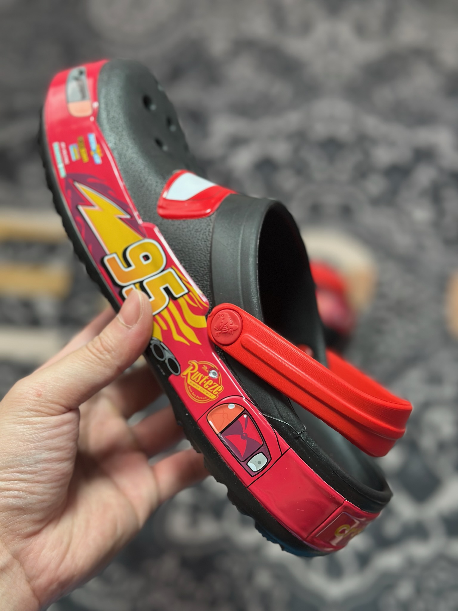 A1140 Crocs Classic Bayaband Clogs Sandals”Fun Lab Lightning McQueen”宽围条系列经典洞洞鞋凉拖鞋“联名黑红闪电麦昆”206472-001