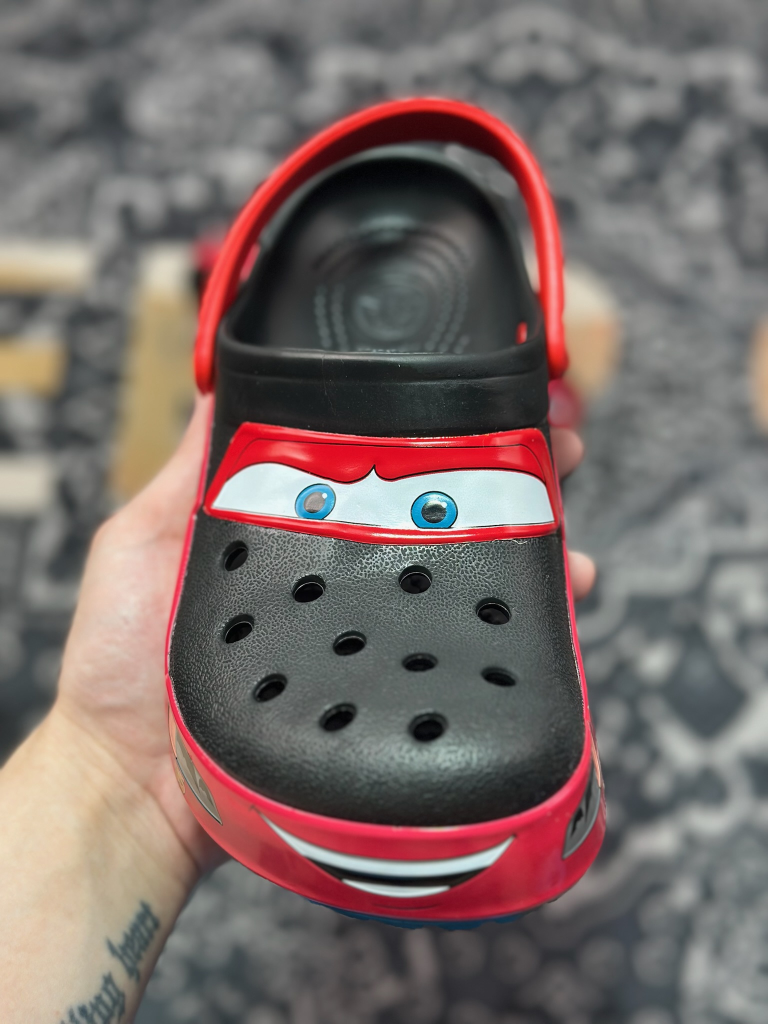 A1140 Crocs Classic Bayaband Clogs Sandals”Fun Lab Lightning McQueen”宽围条系列经典洞洞鞋凉拖鞋“联名黑红闪电麦昆”206472-001