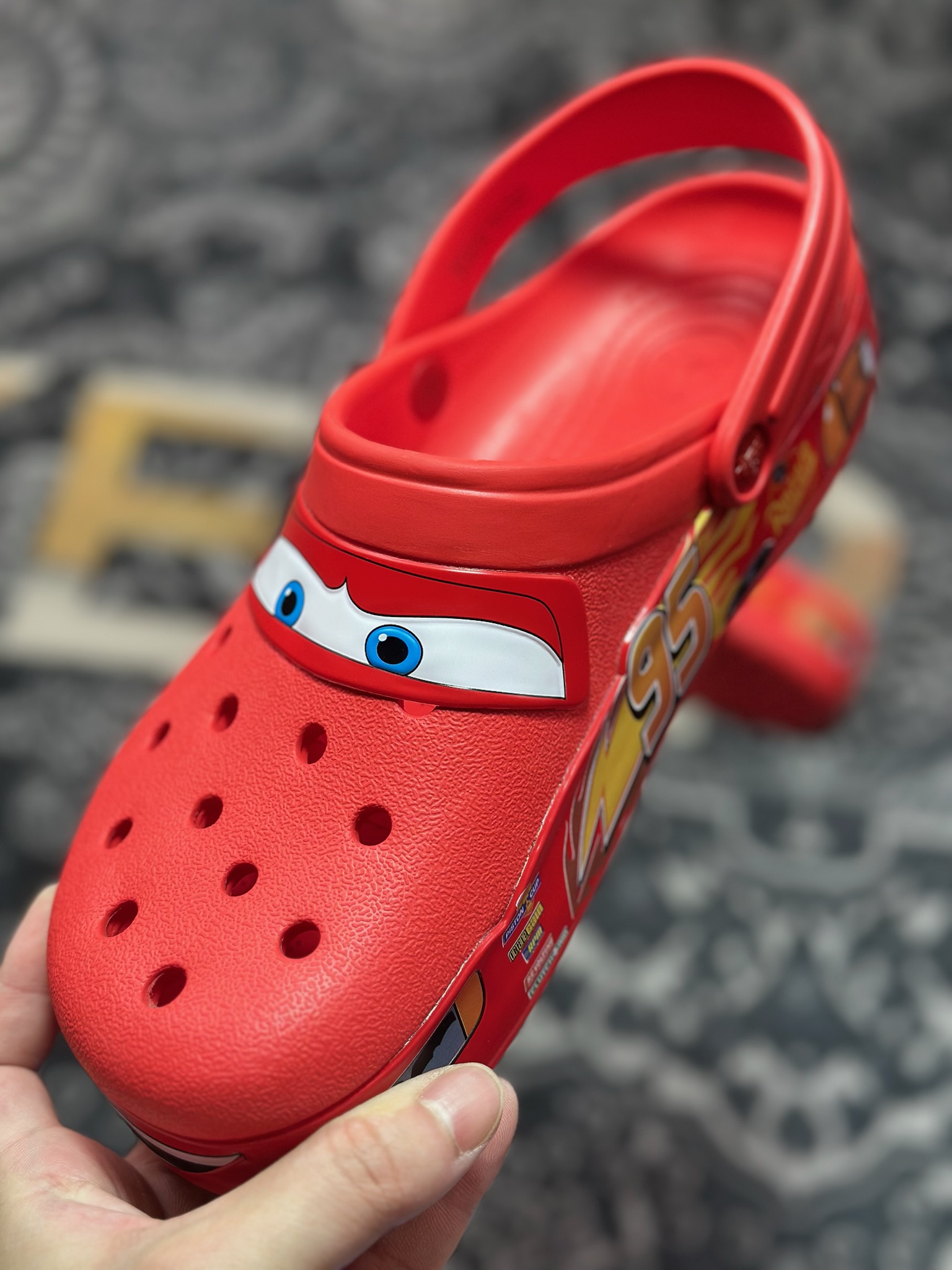 A1140 Crocs Classic Bayaband Clogs Sandals”Lightning McQueen”宽围条系列经典夏日沙滩室洞洞鞋凉拖鞋“联名大红闪电麦昆”205759-610