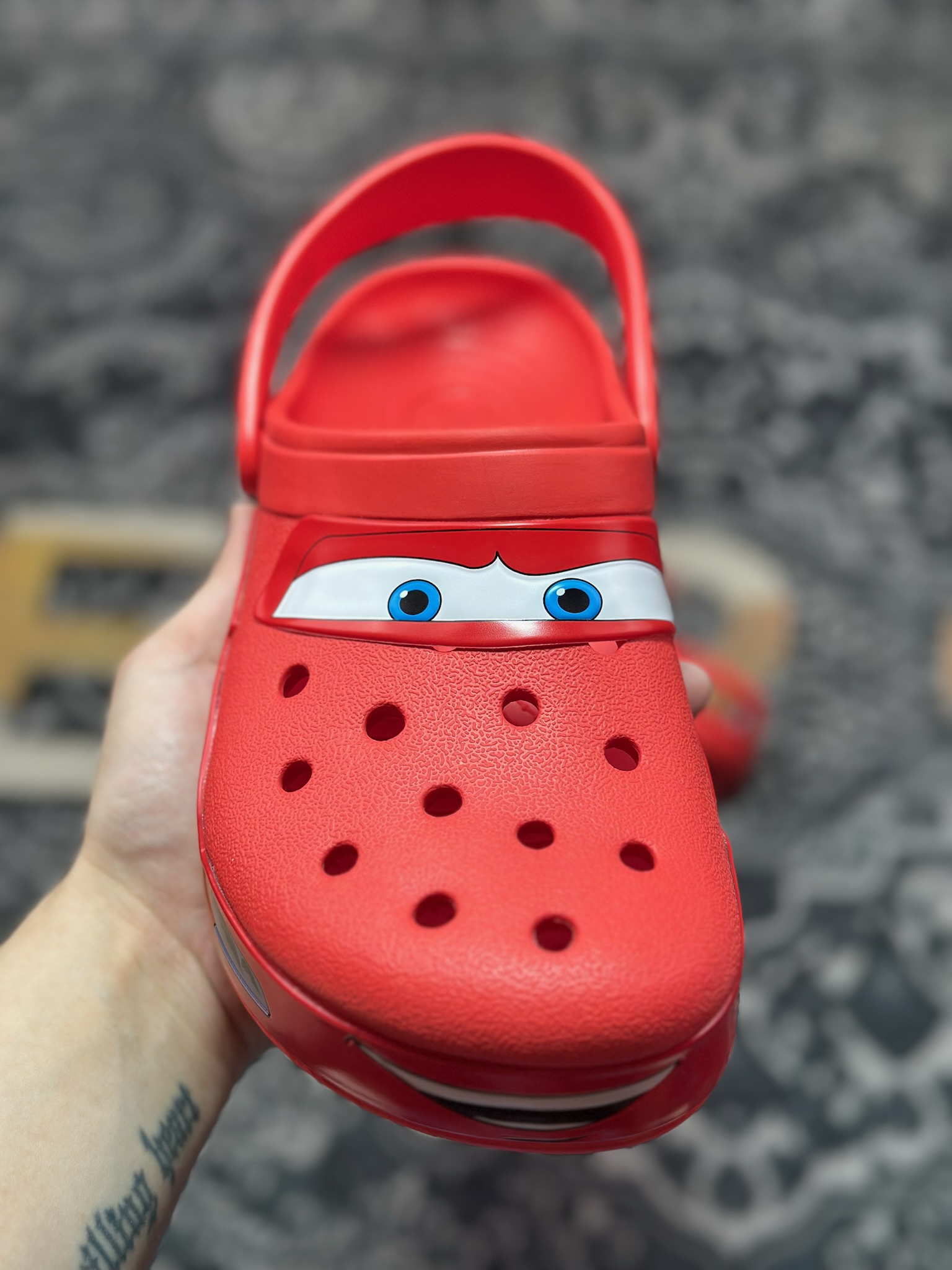 A1140 Crocs Classic Bayaband Clogs Sandals”Lightning McQueen”宽围条系列经典夏日沙滩室洞洞鞋凉拖鞋“联名大红闪电麦昆”205759-610