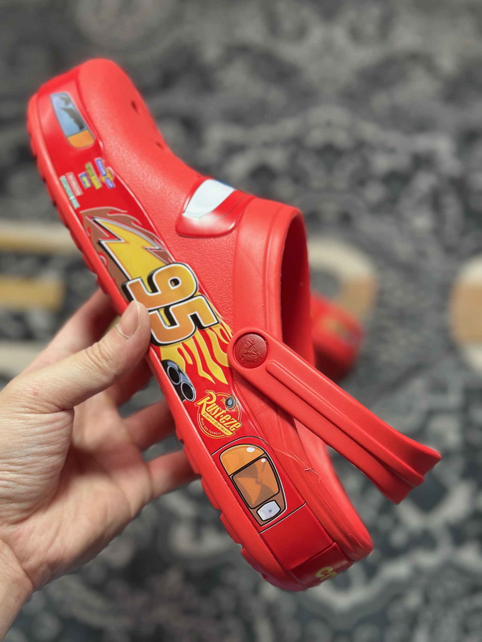 A1140 Crocs Classic Bayaband Clogs Sandals”Lightning McQueen”宽围条系列经典夏日沙滩室洞洞鞋凉拖鞋“联名大红闪电麦昆”205759-610