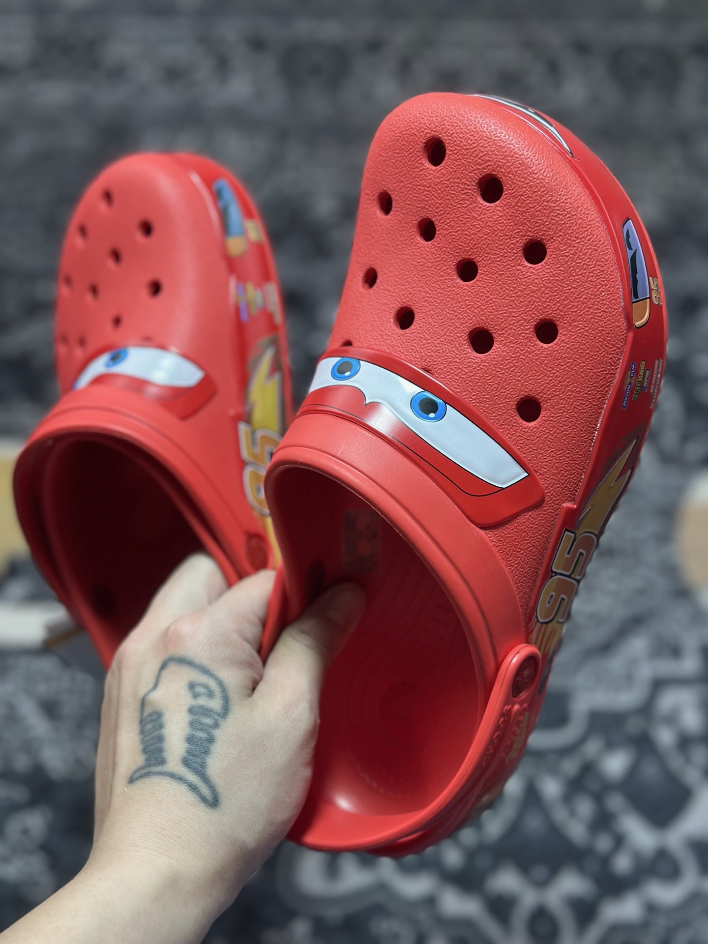 A1140 Crocs Classic Bayaband Clogs Sandals”Lightning McQueen”宽围条系列经典夏日沙滩室洞洞鞋凉拖鞋“联名大红闪电麦昆”205759-610